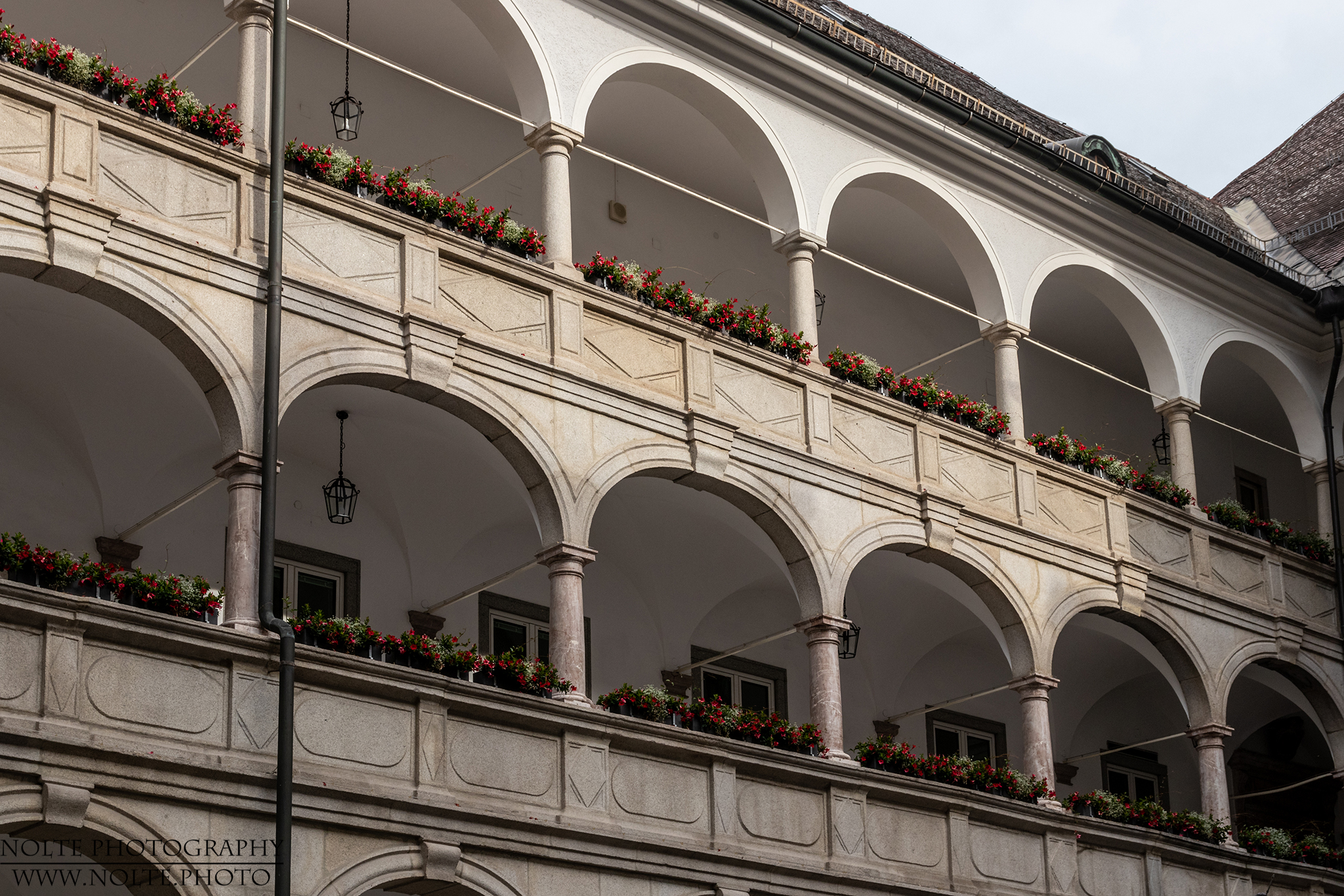 Arkadengänge im innenhof des Landhaus Linz