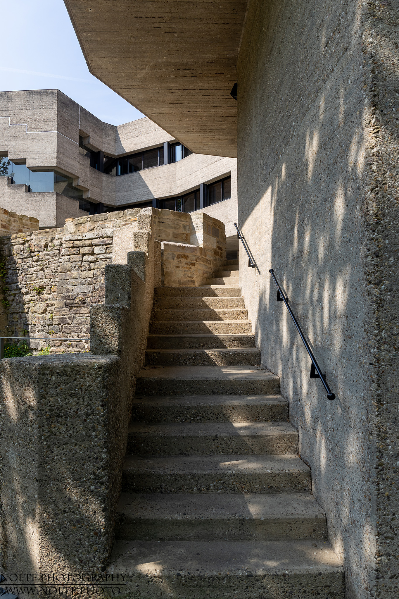 Betontreppe neben Natuirstein