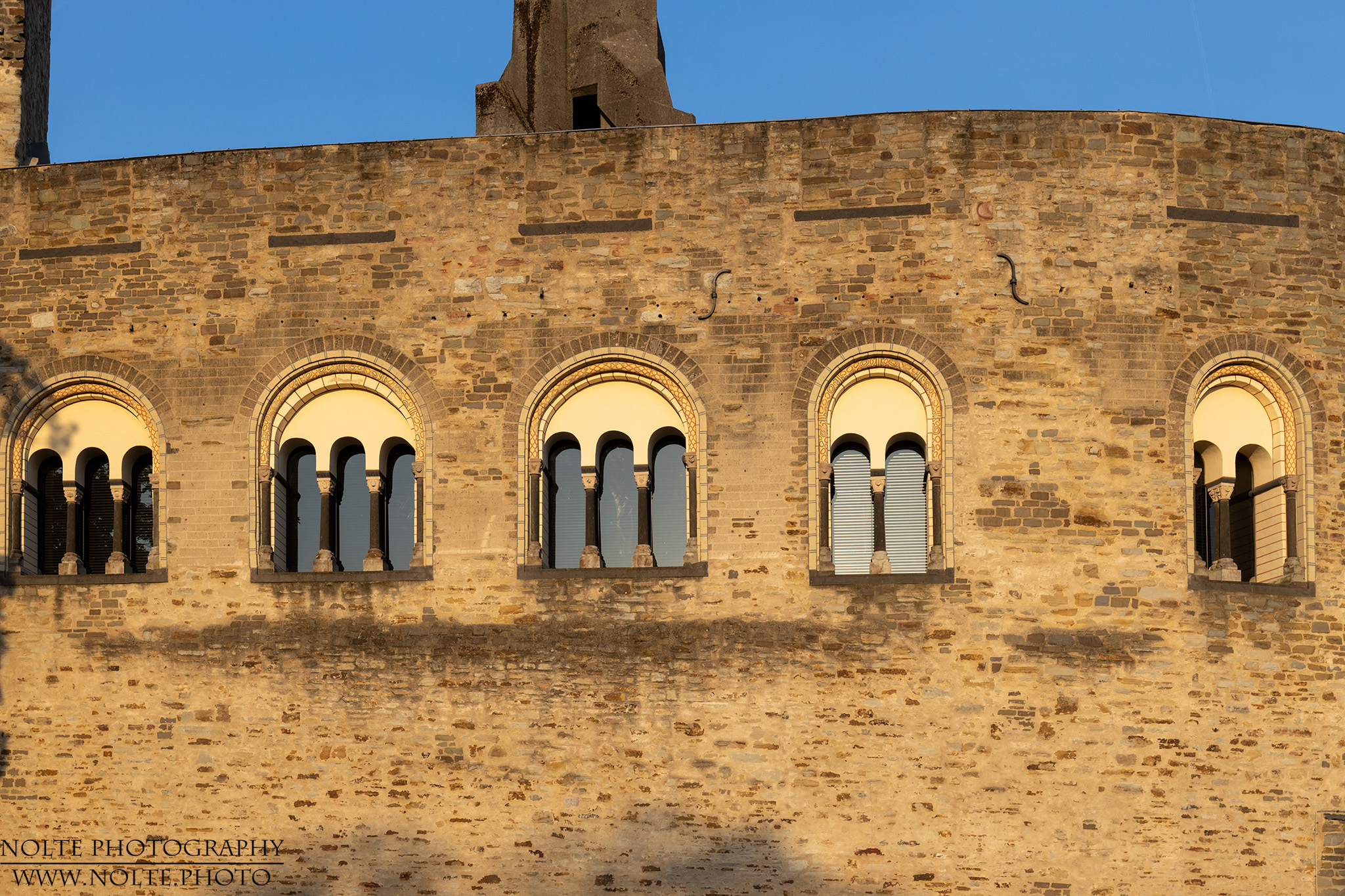 Rückwand des Raatssaals im alten Schloss in Bensberg. Die Vorderseite besteht leider nur aus Beton und Glas.