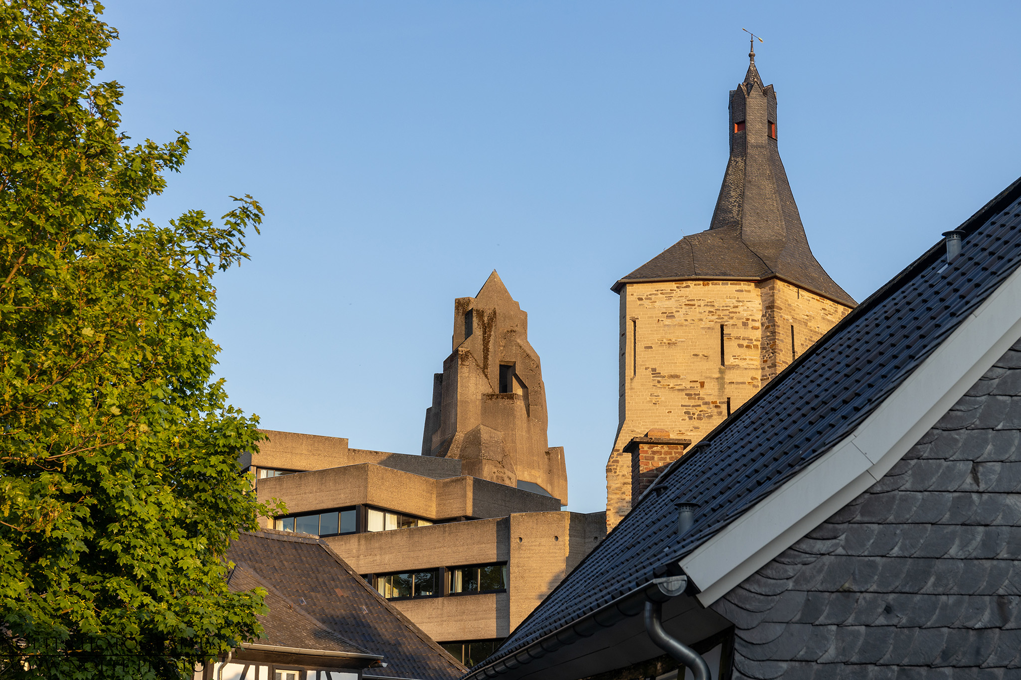 Blick auf den Bergfried und den Rathausturm des alten Schlosses in Bansberg.