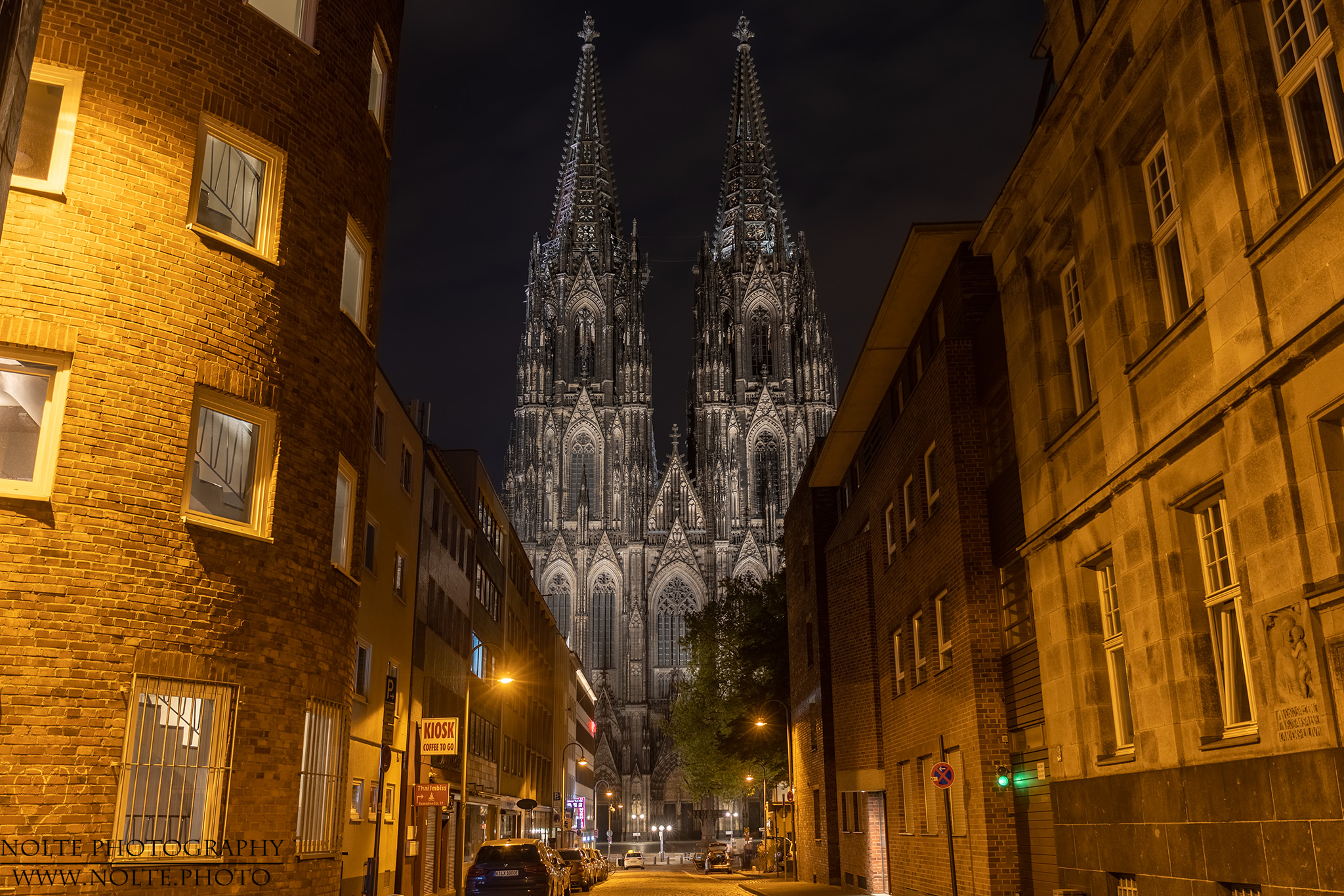 Strasse zum Hauptportal des Kökner Doms