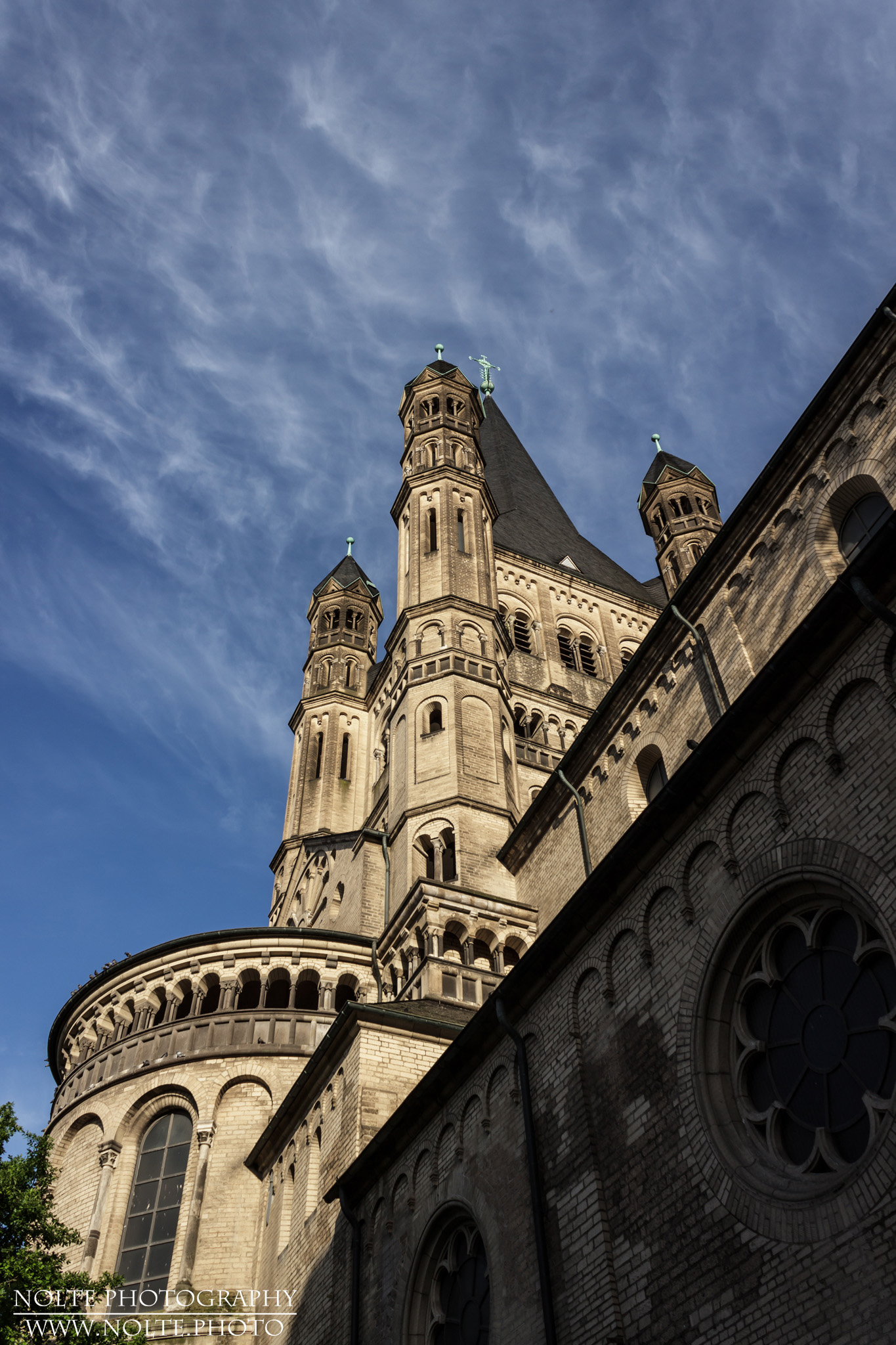Der Turm von St. Martin streckt sich in den Himmel.