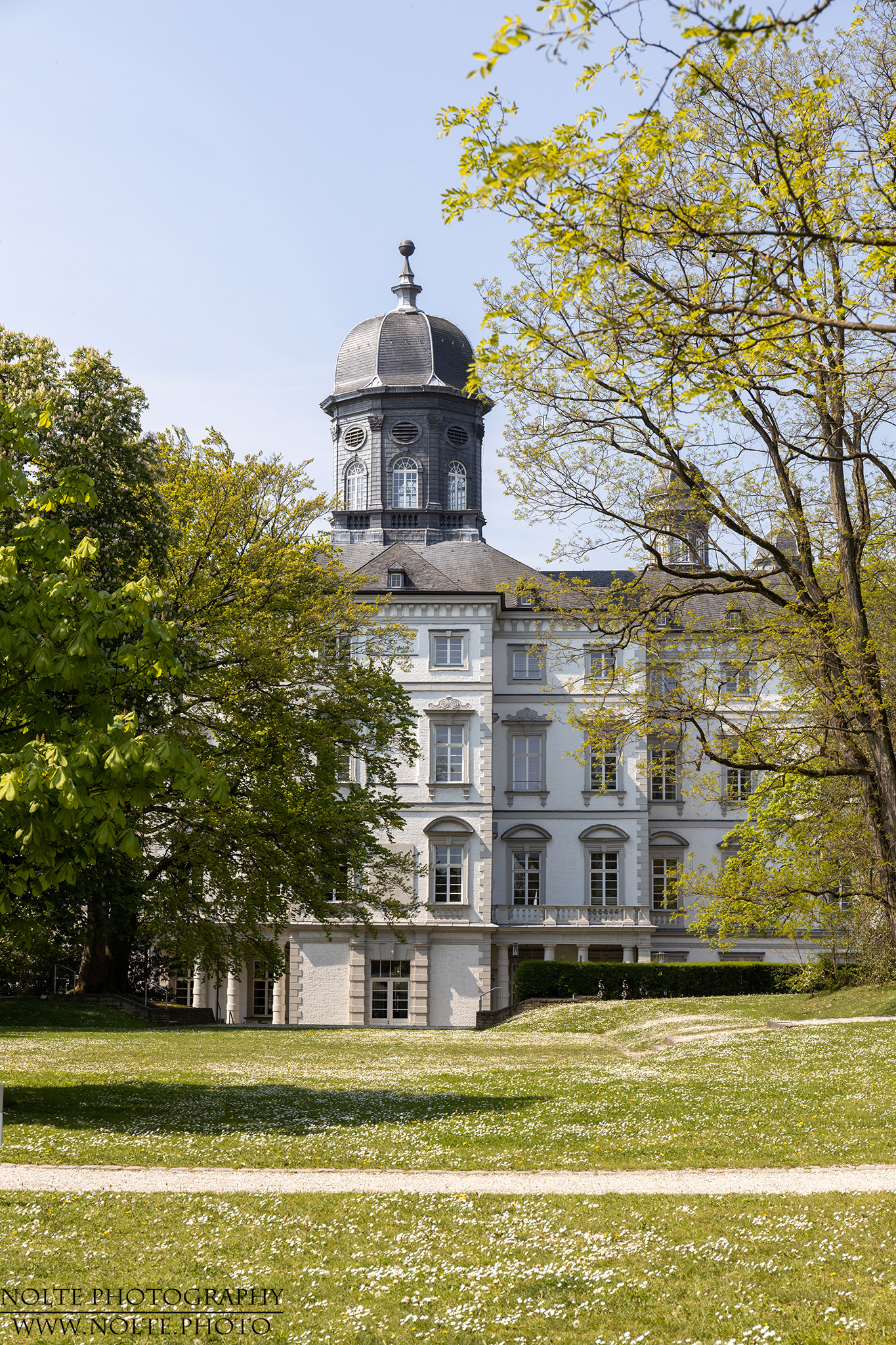 Das neue Schloss in bensberg vom Schlosspark aus gesehen
