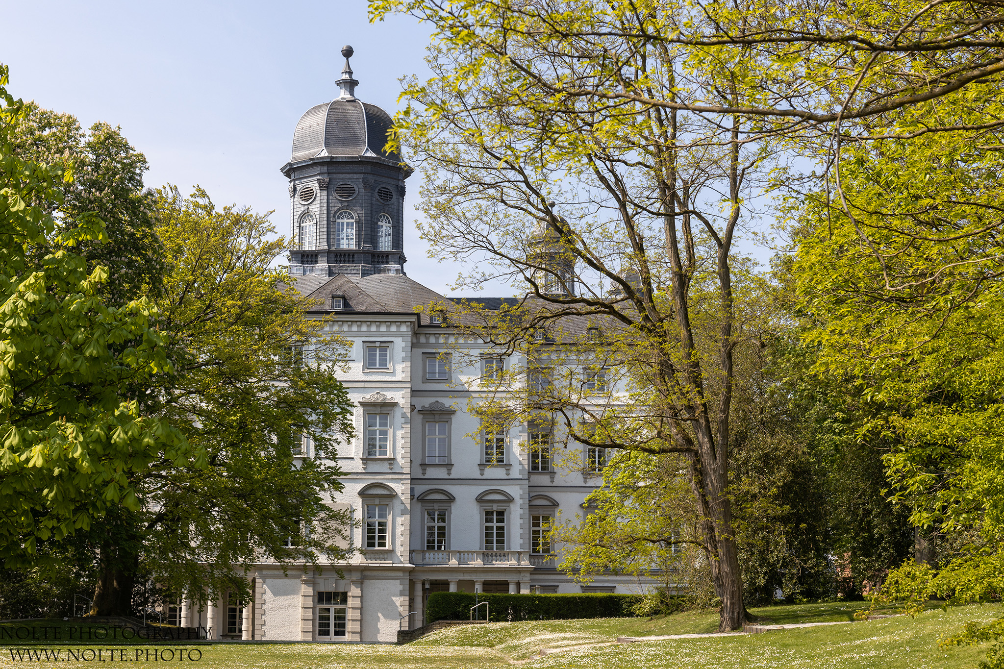 Das neue Schloss in bensberg vom Schlosspark aus gesehen