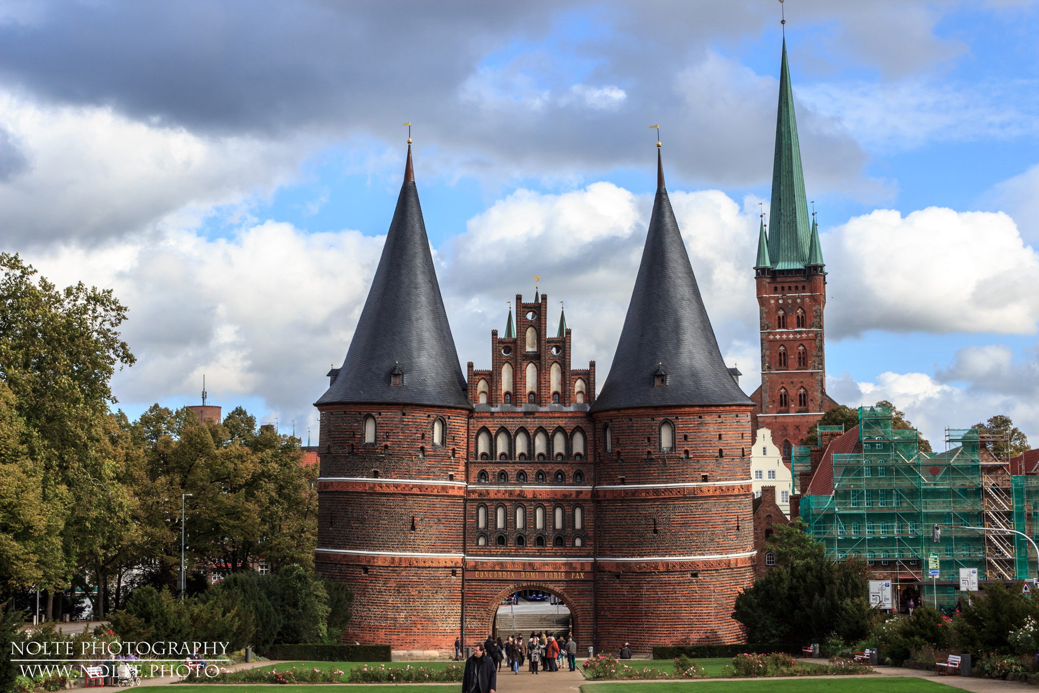 Holstentor und Petrikirche