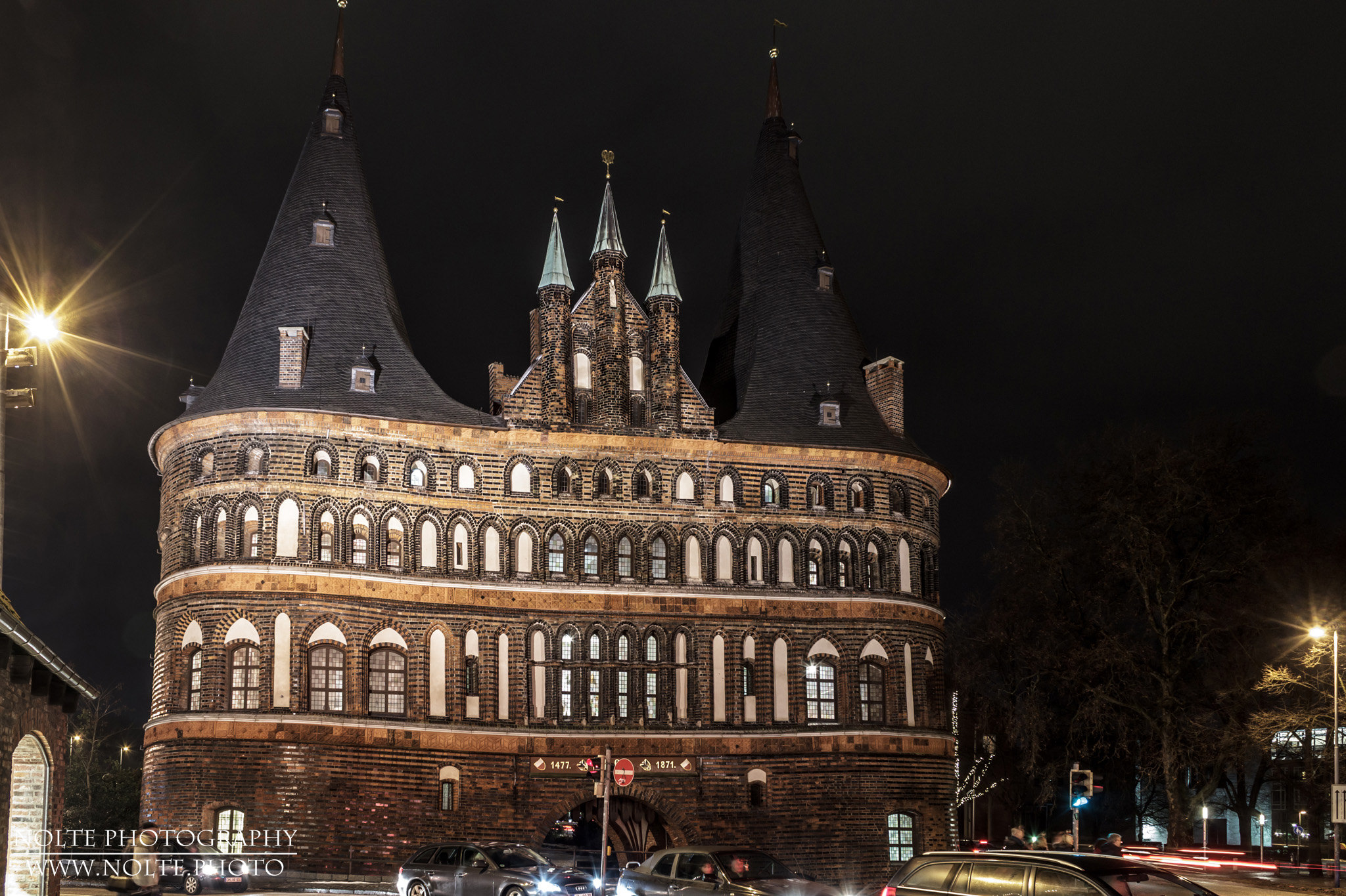 Stadtseite des Holstentores bei Nacht