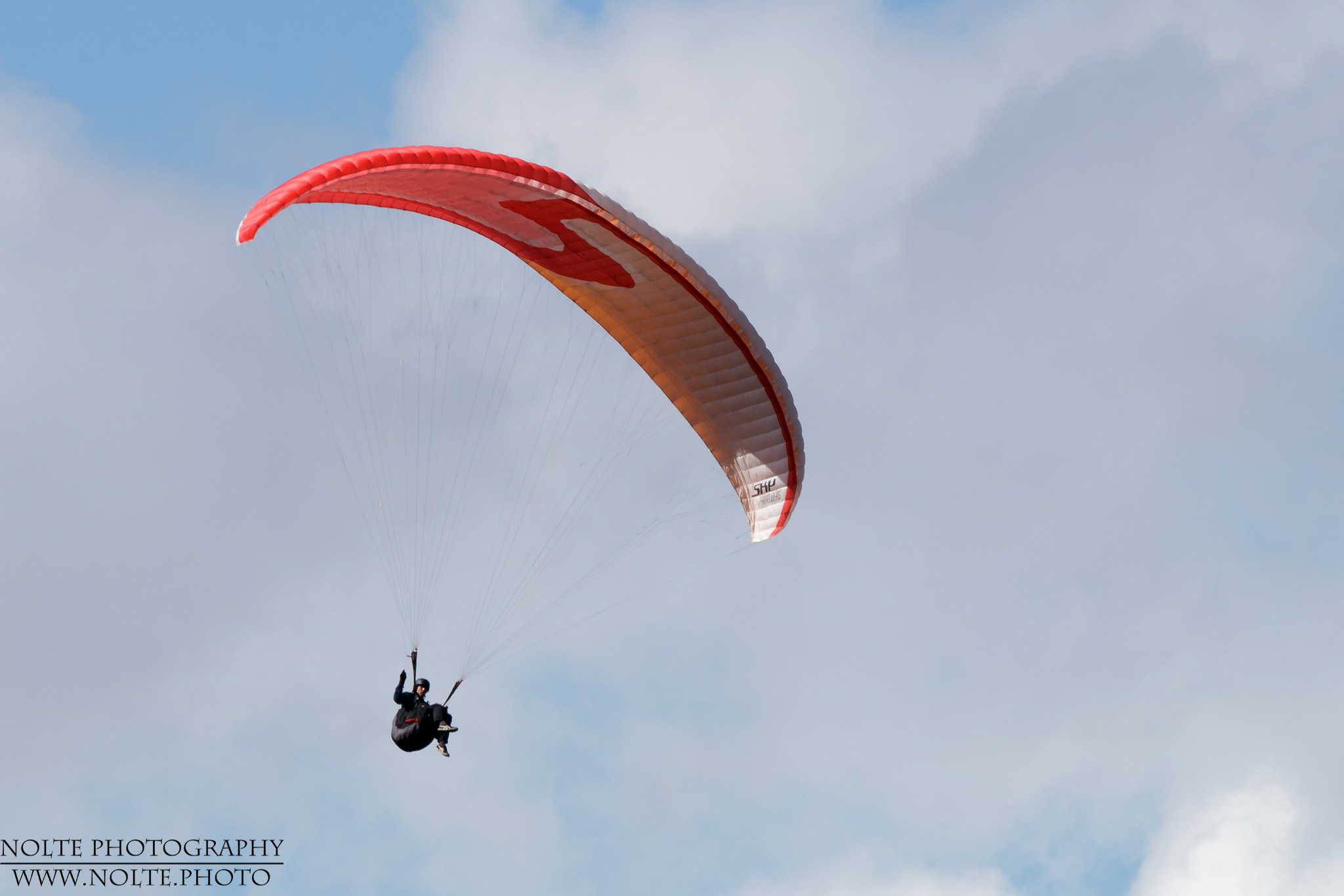Paraglider in der Luft über den Österreichischen Alpen.