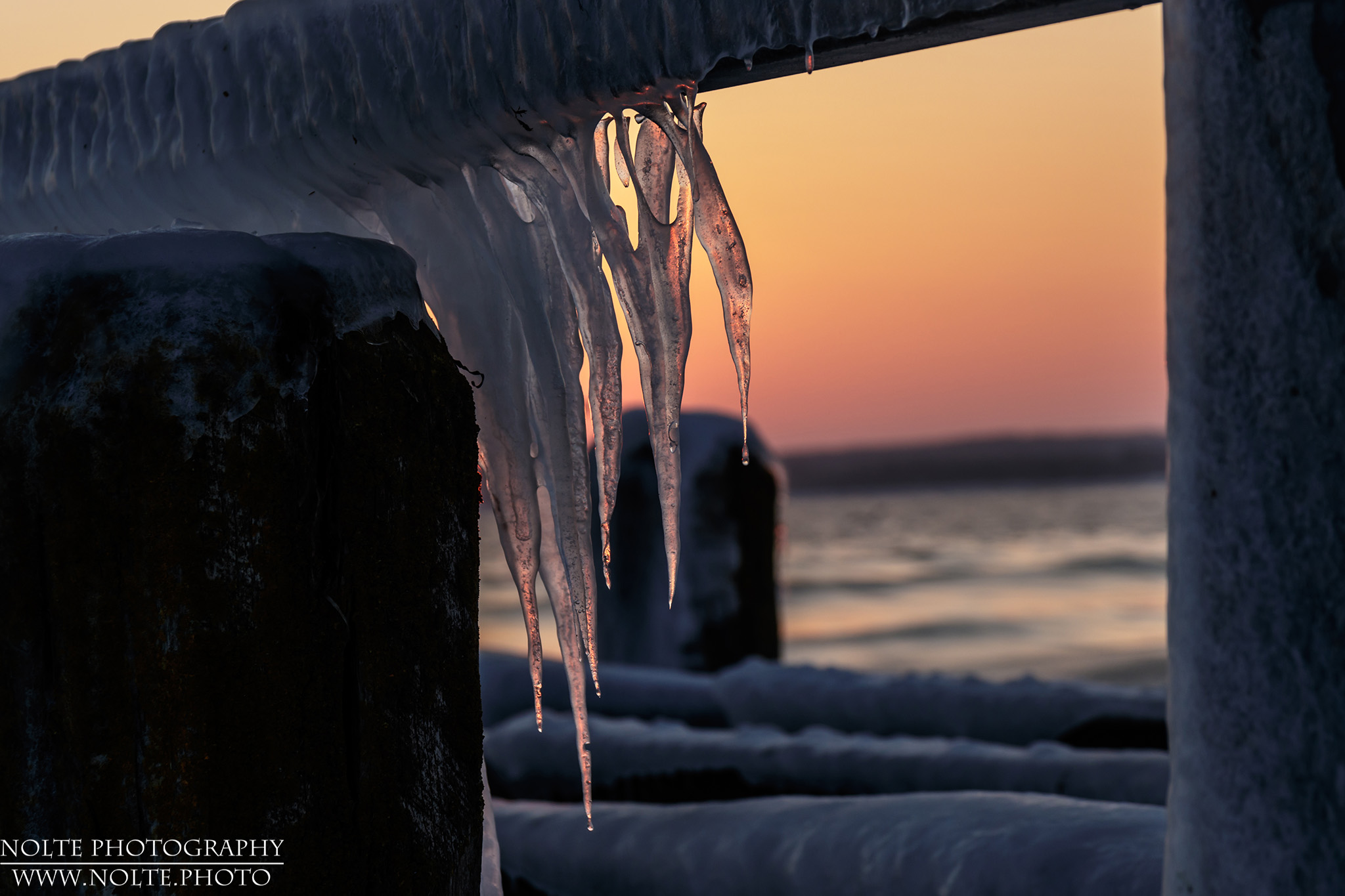 Eiszapfen an einem Holzbalken