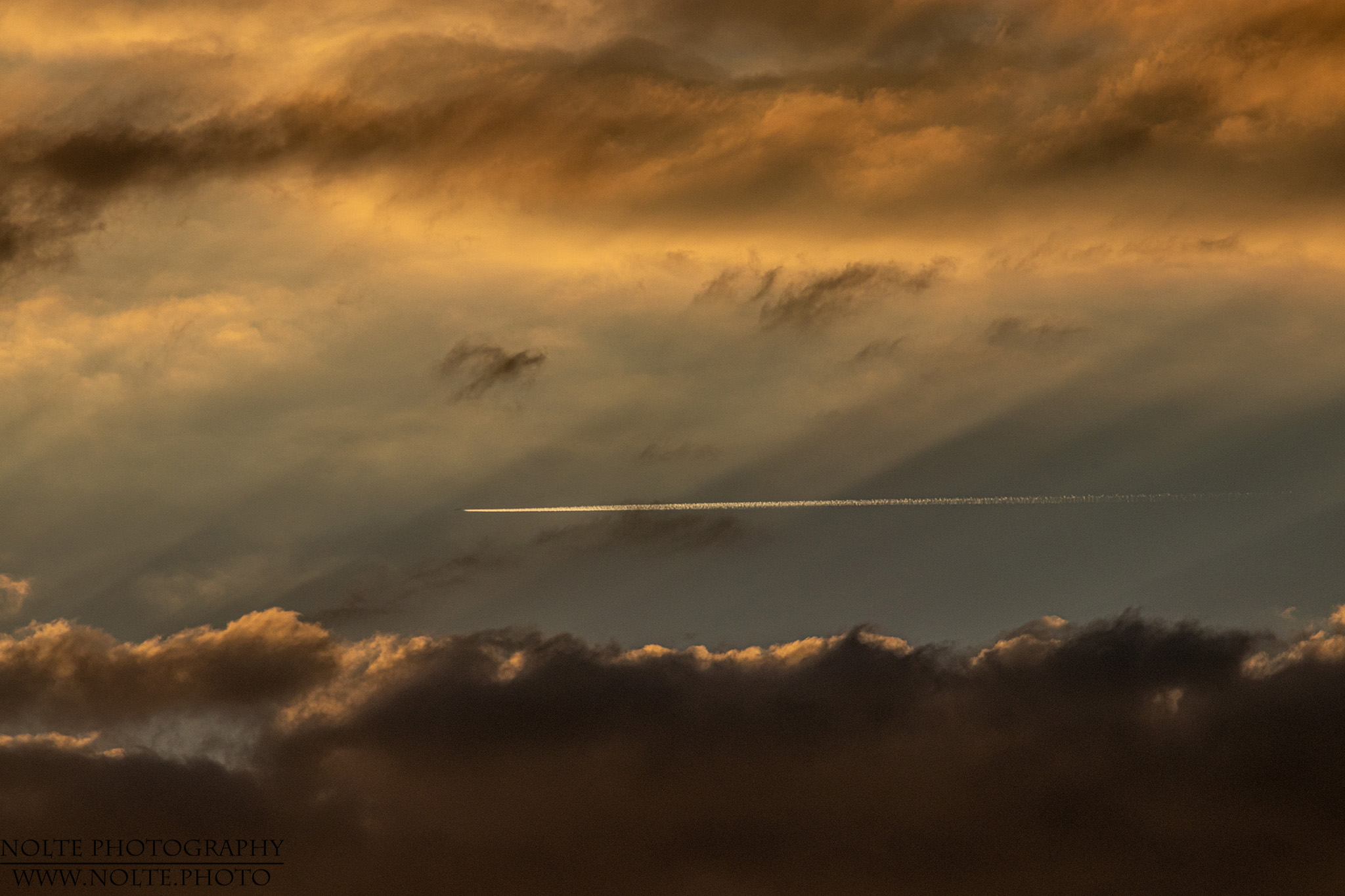 Der einsame Flieger am Abendhimmel