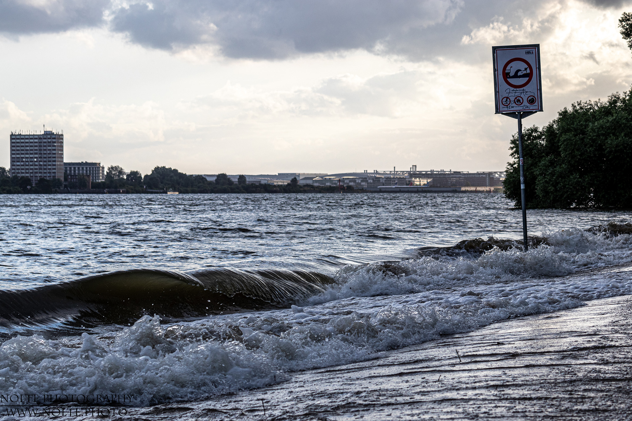Auch die Elbe hat Wellen