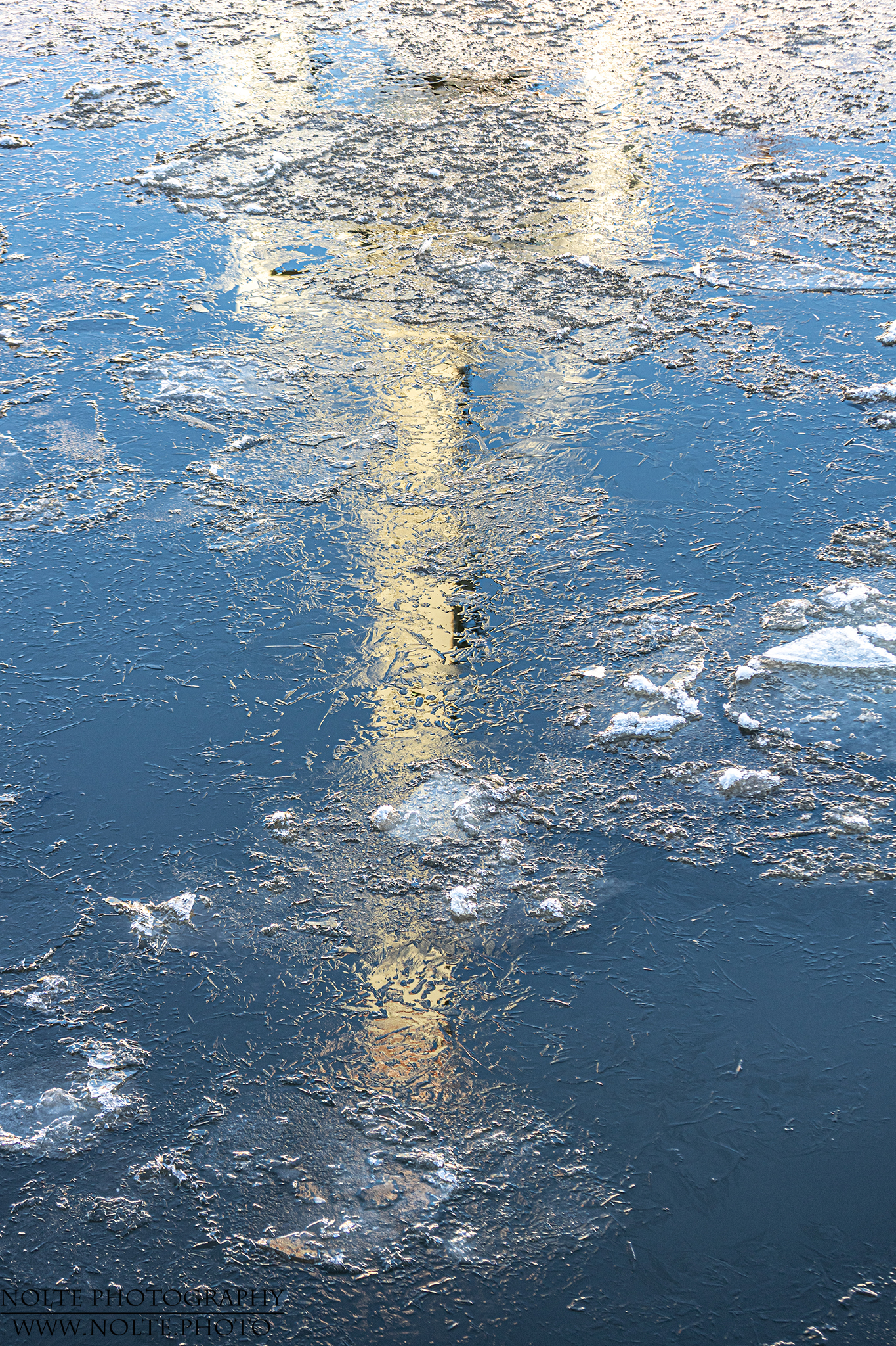 Hafenkran Abstrakt im Eis der Elbe