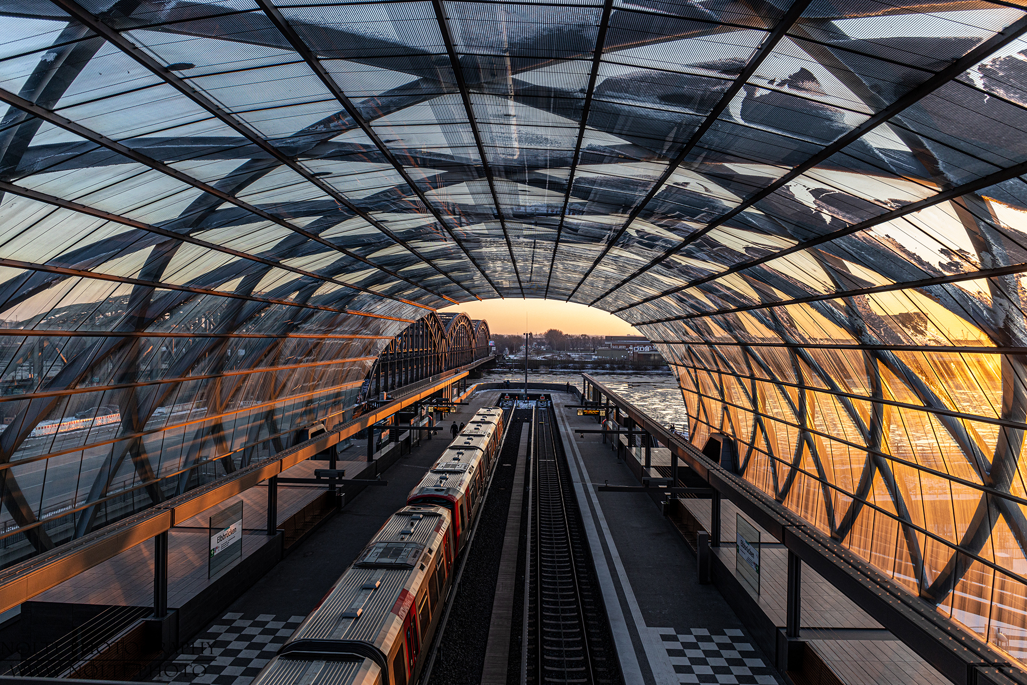 Bahnhof Elbbrücken im Sonnenuntergang