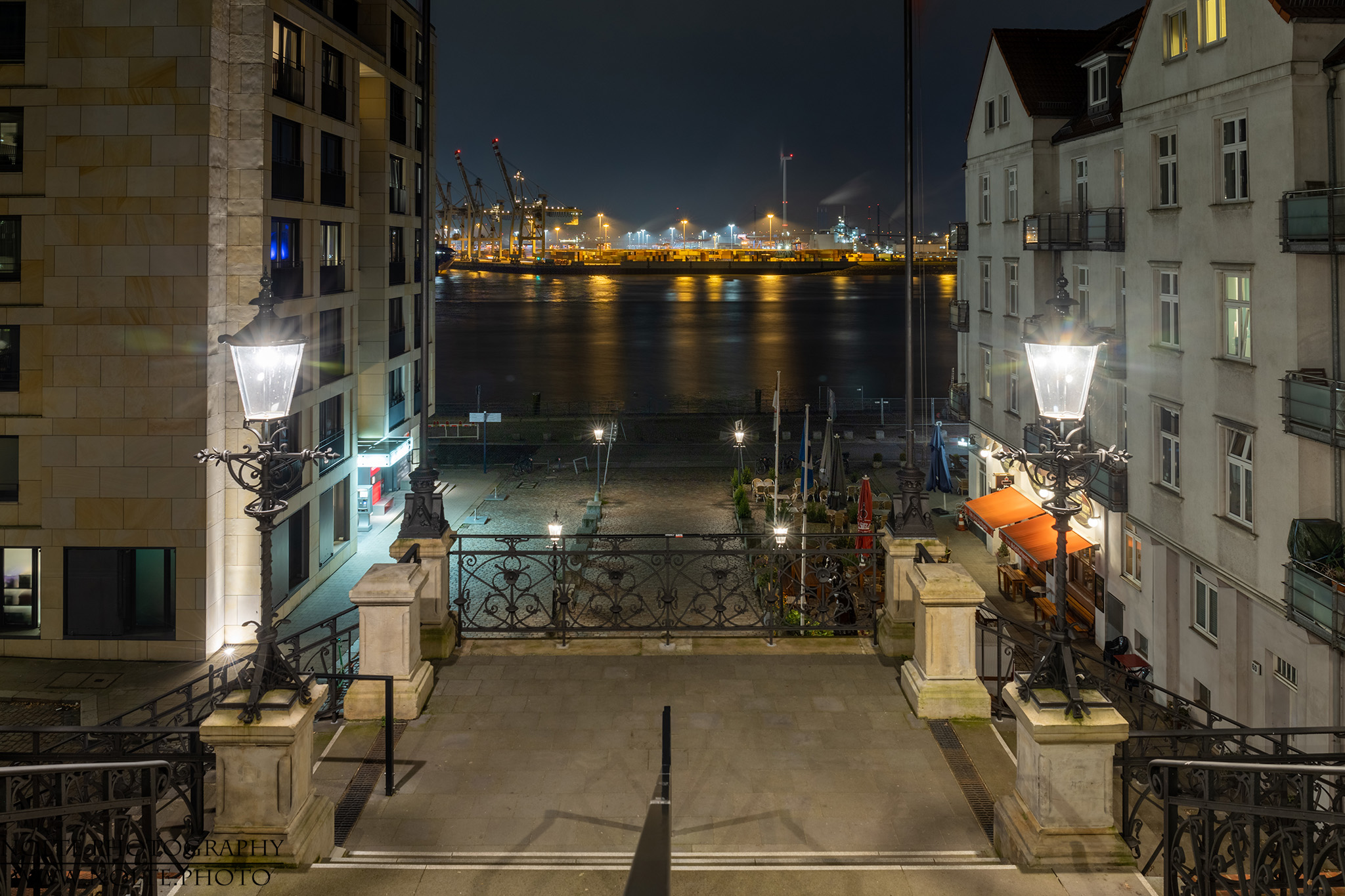 Blick von der Köhlbrandtreppe auf Elbe und Hamburger Hafen
