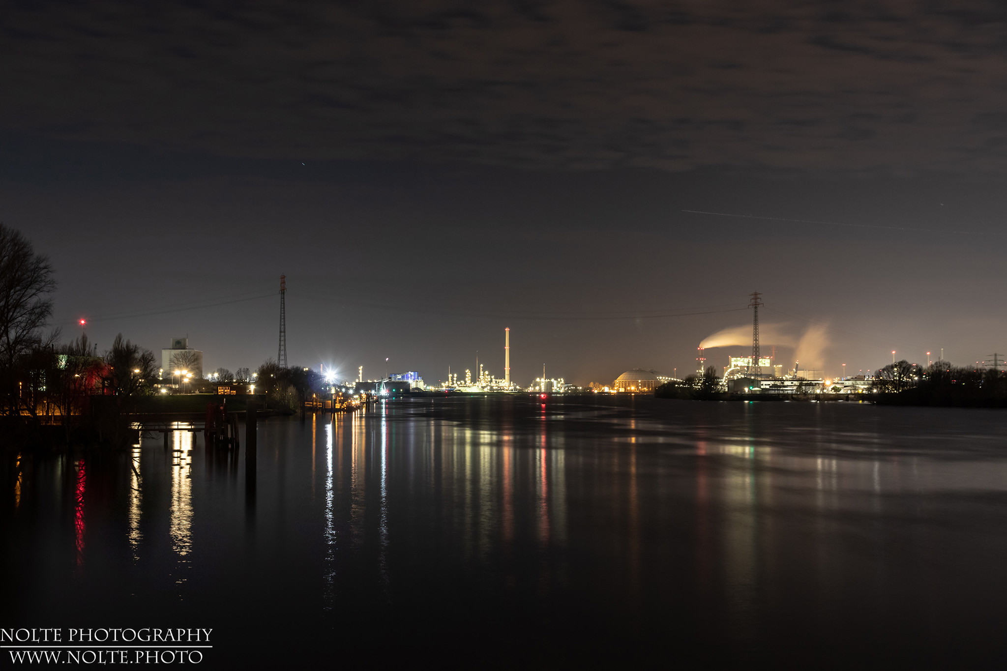 Blick auf die Industrie an der Harburger Elbe bei Nacht