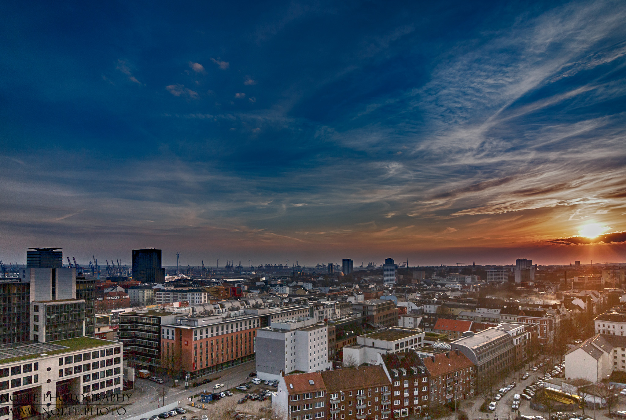 Blick über Hamburg am Abend. Blickrichtung Heiligengeistfeld Richtung Hafen