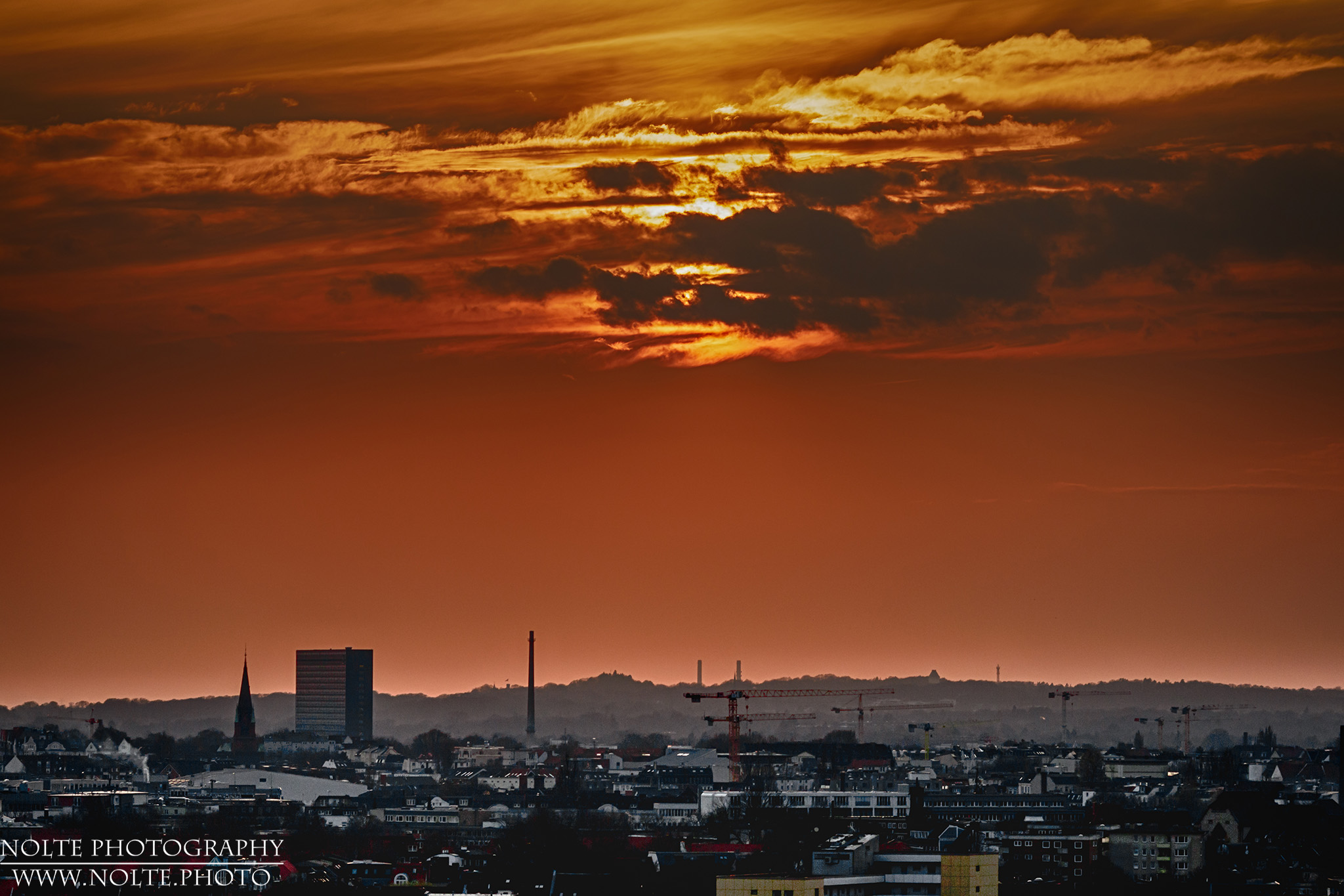 Der Himmel über Hamburg zum Sonnenuntergang.