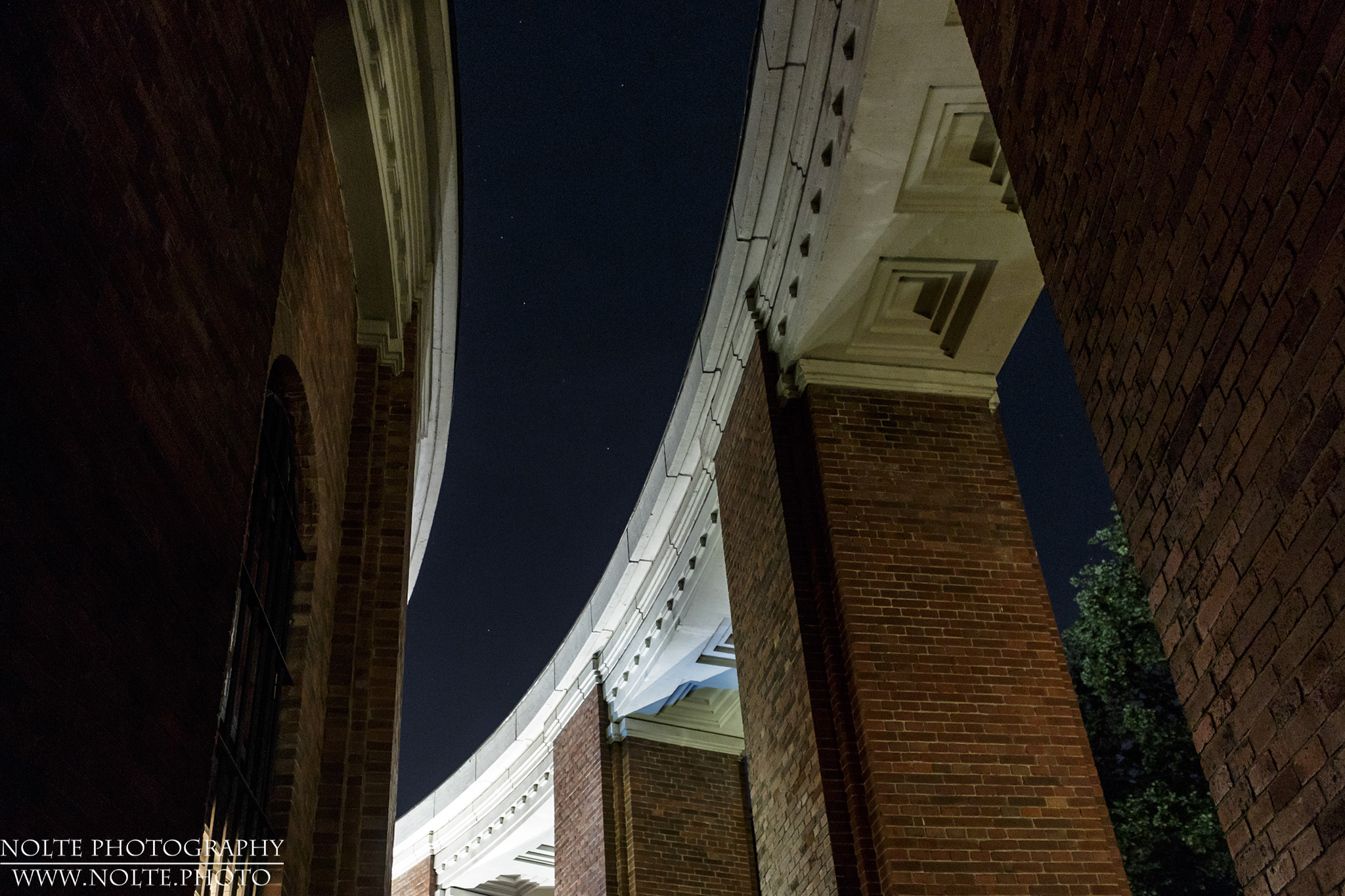 Blick von innen in die äusseren Dekosäulen des Hamburger Planetariums.