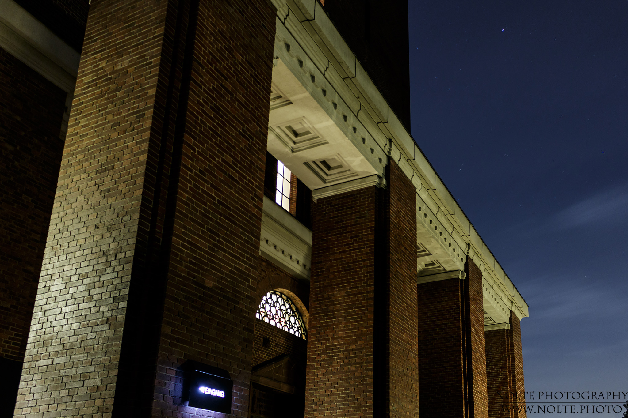 Blick von aussen in die äusseren Dekosäulen des Hamburger Planetariums.