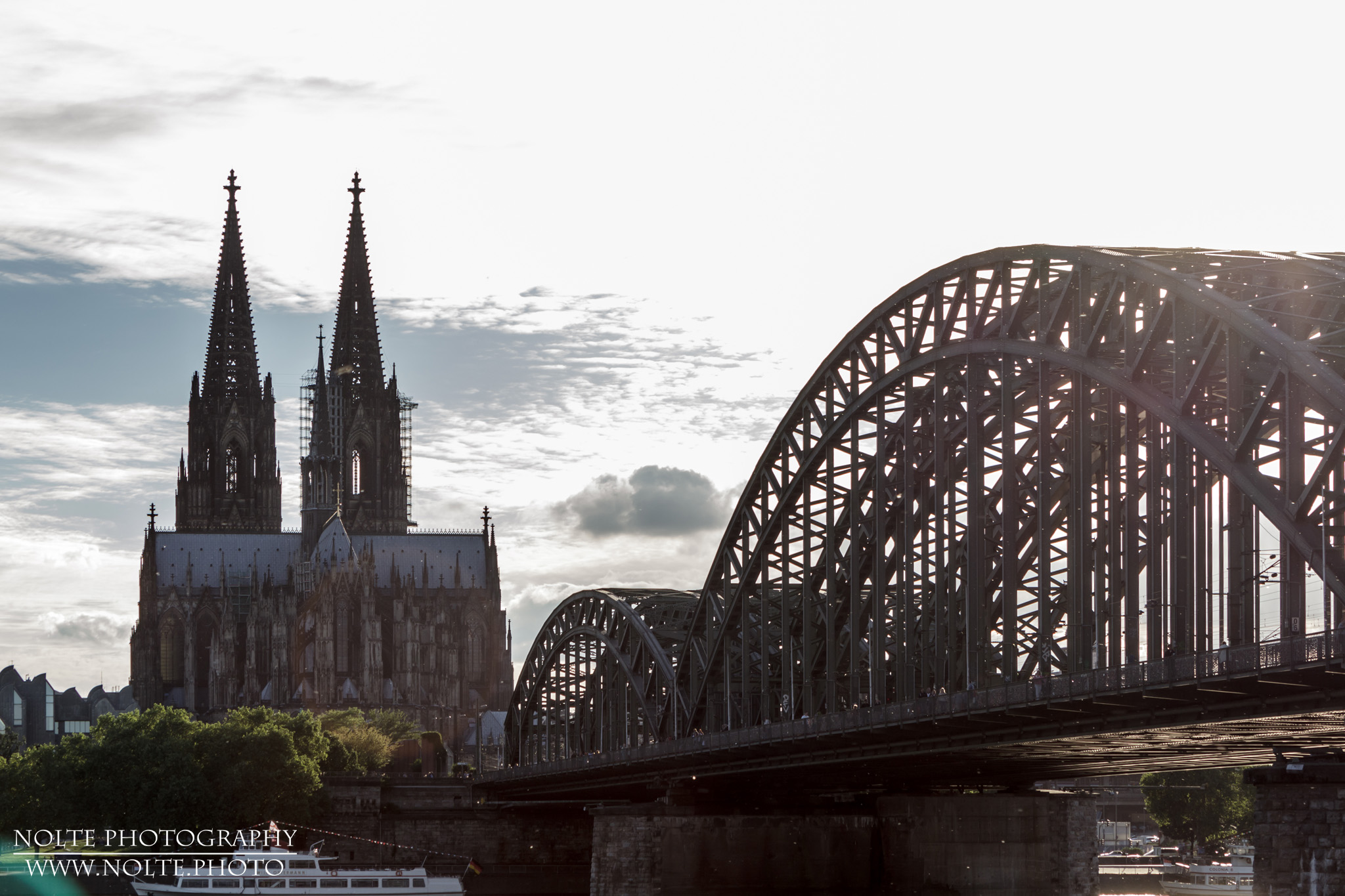 Blick über den Rhein zum DOM mit der Hohenzollernbrücke.