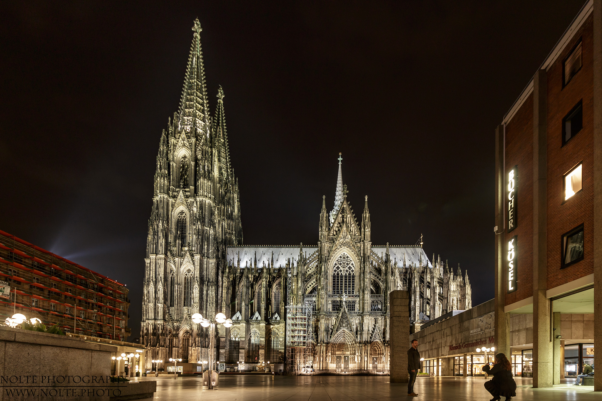 Dom und Domplatte in der Seitenansicht