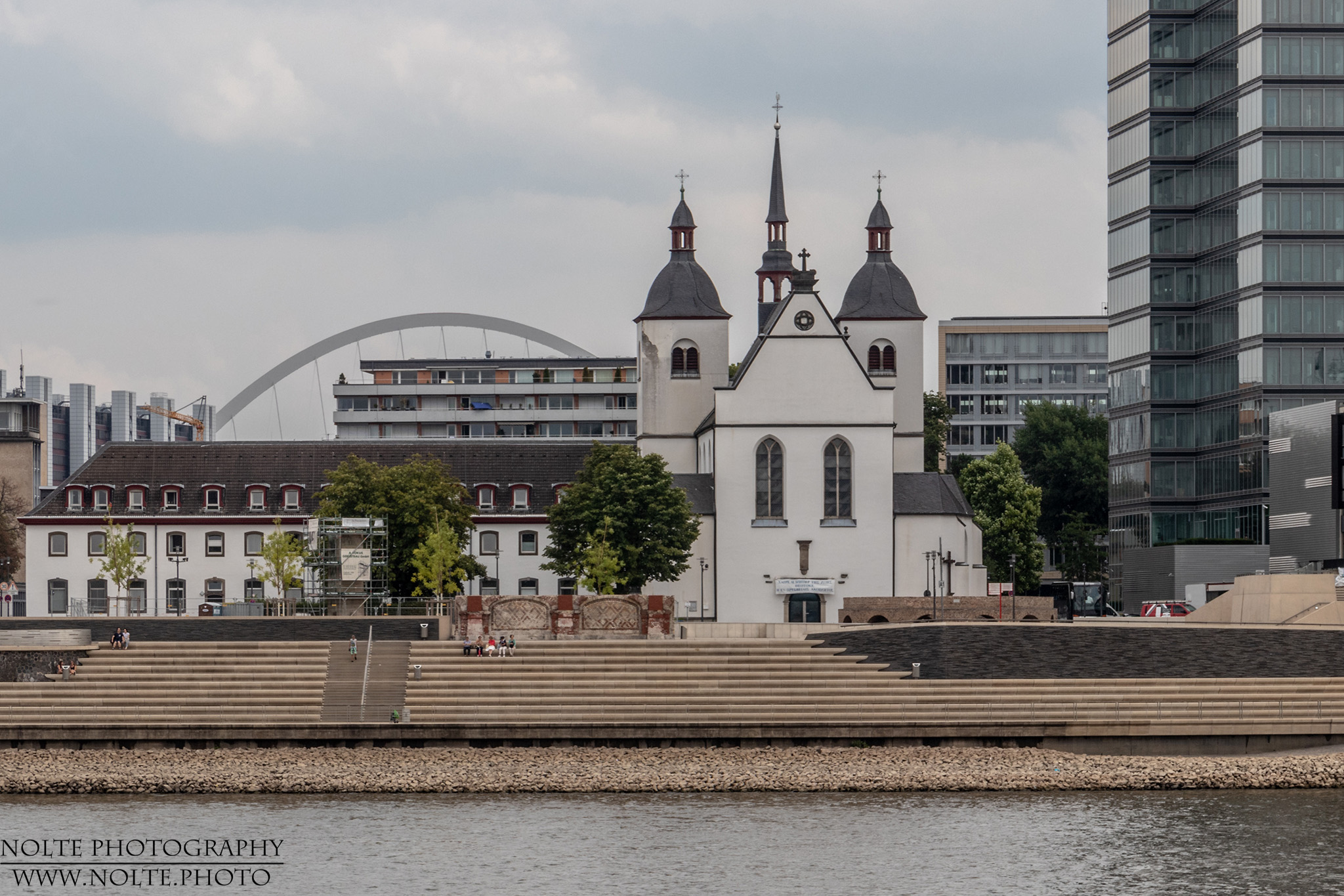 Alt St. Heribert am Deutzer Ufer mit der neuen Promenade