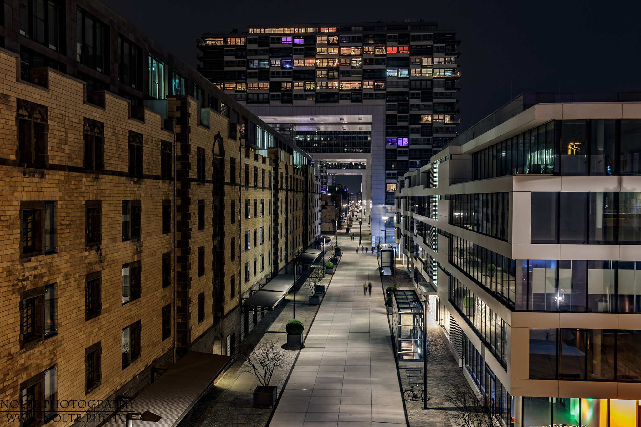 Der Weg unter den Kranhäusern