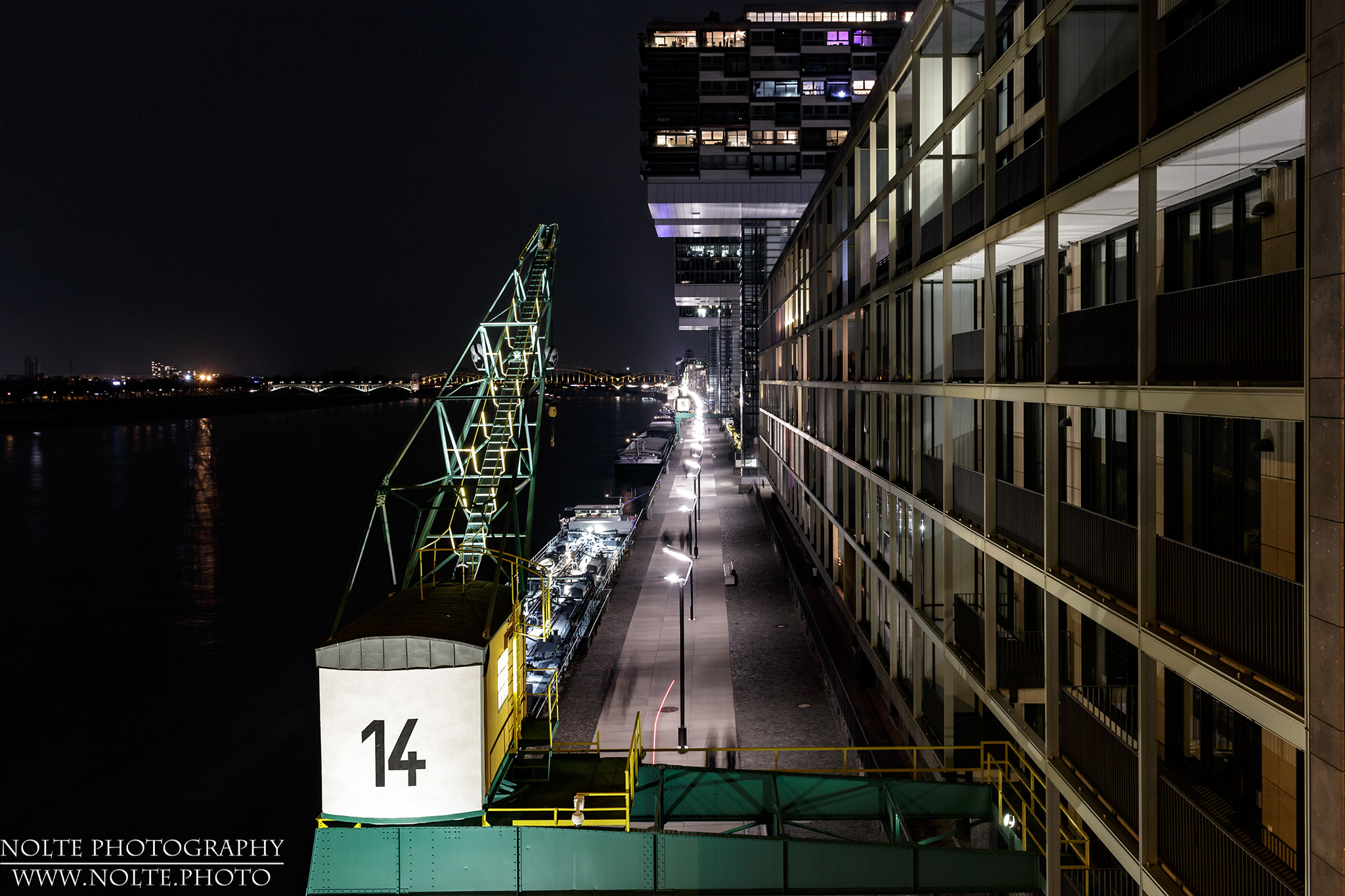 Weg zwischen den Kranhäusern und dem Rhein