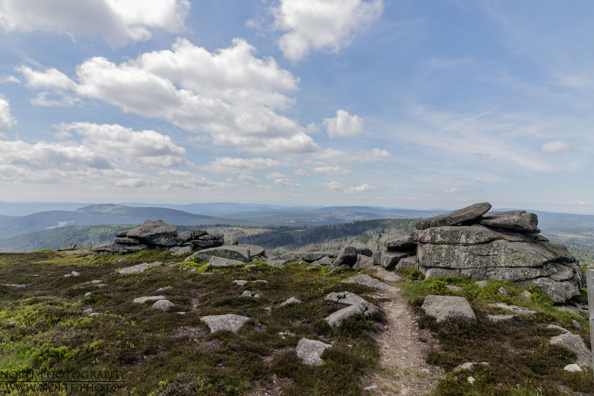 Blick vom Brocken mit den Hexensteinen im Vordergrund.