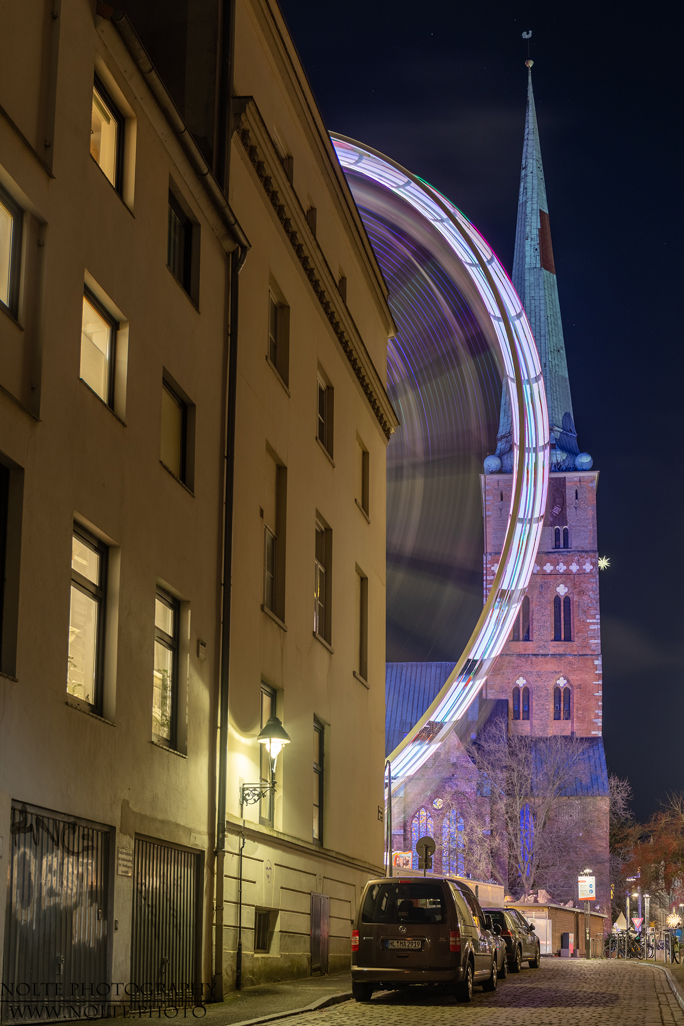 Das Riesenrad mit der St. Jacobi-Kirche im Hintergrund