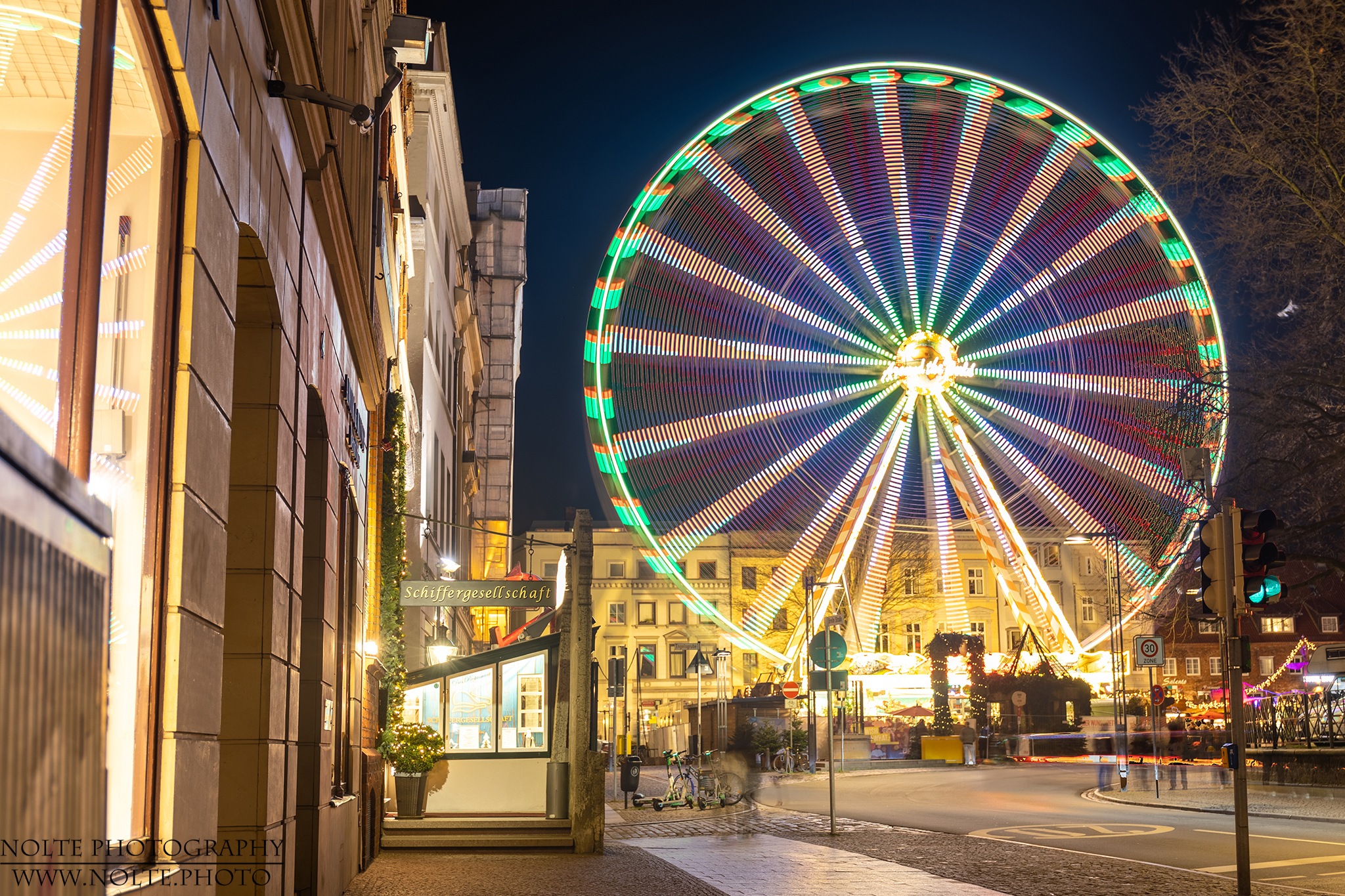 Weihnachtsmarkt und RIesenrad auf dem Koberg in Lübeck