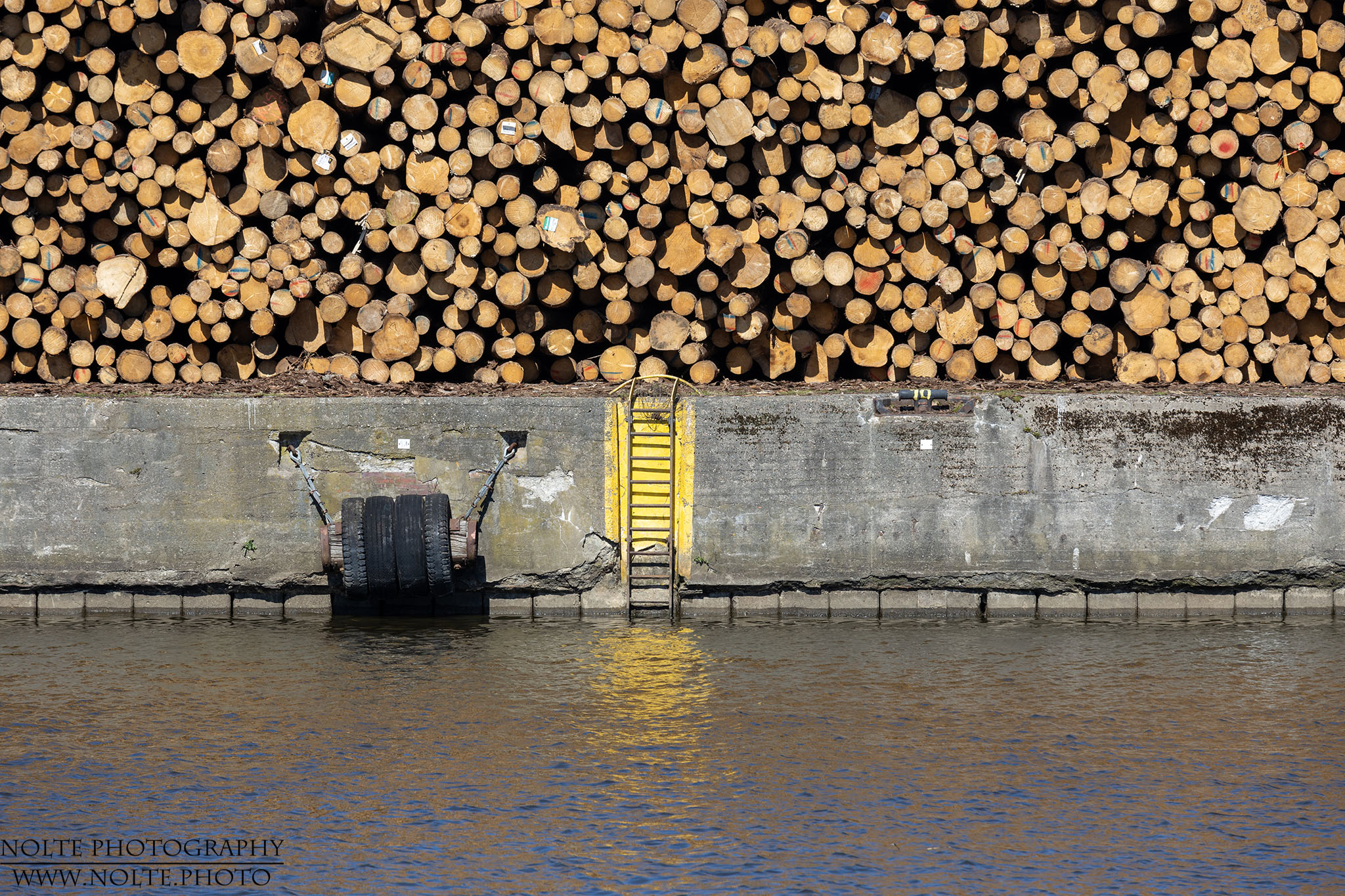 Holzlager an der Kaimauer