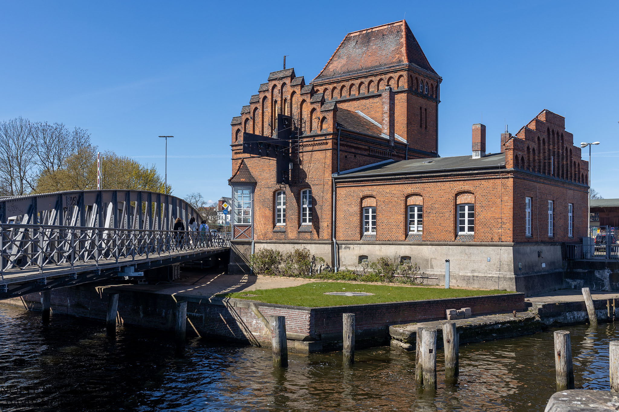 Maschinenhaus der Lübecker Drehbrücke am Museumshafen.