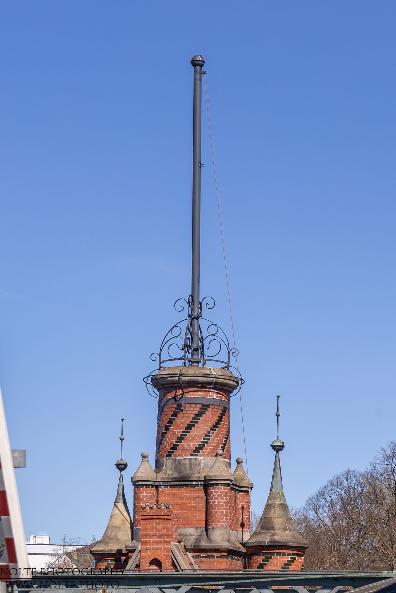 Einer der Türme der historischen Untertrave-Hubbrücke in Lübeck