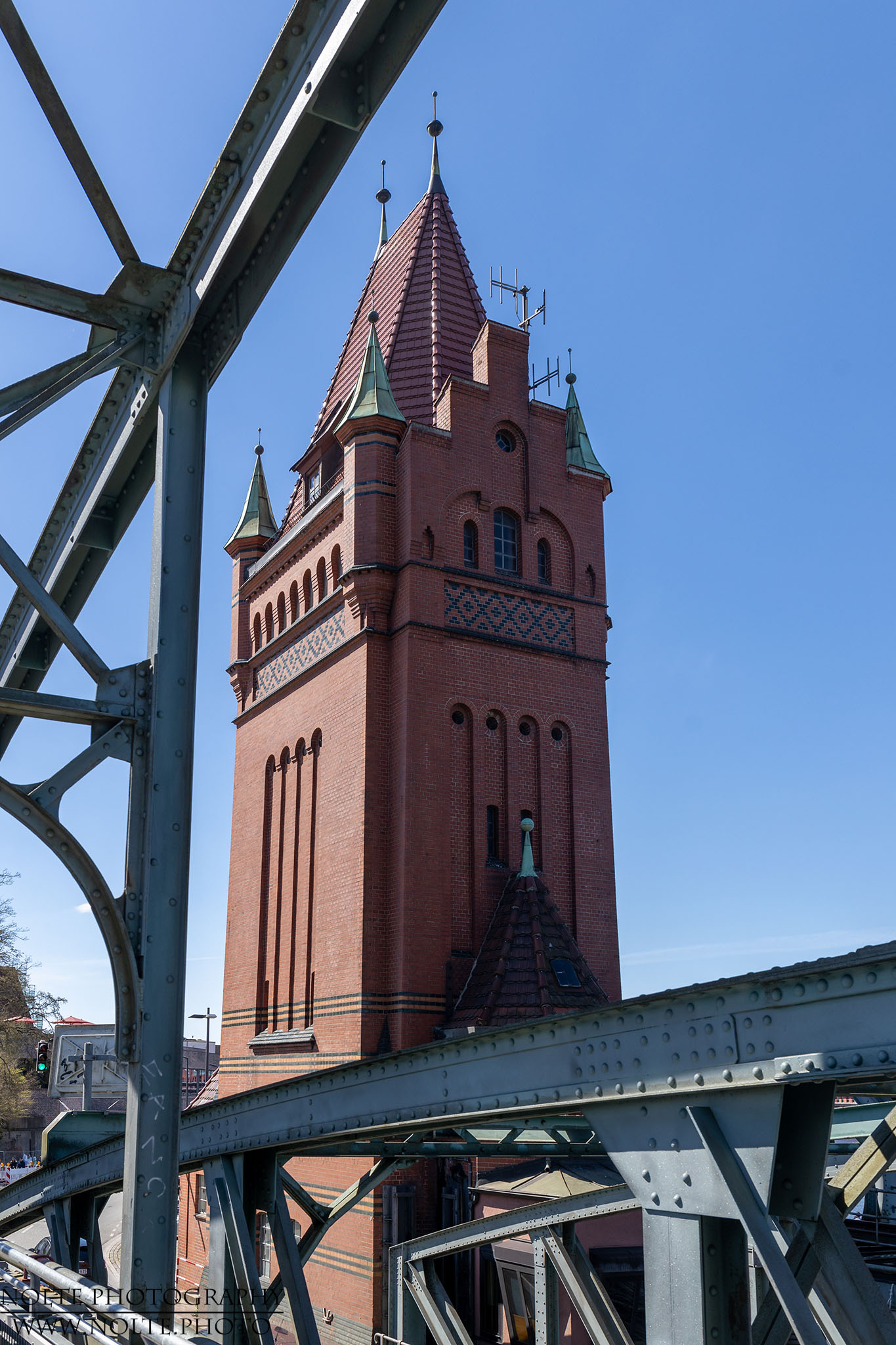 Einer der Türme der historischen Untertrave-Hubbrücke in Lübeck