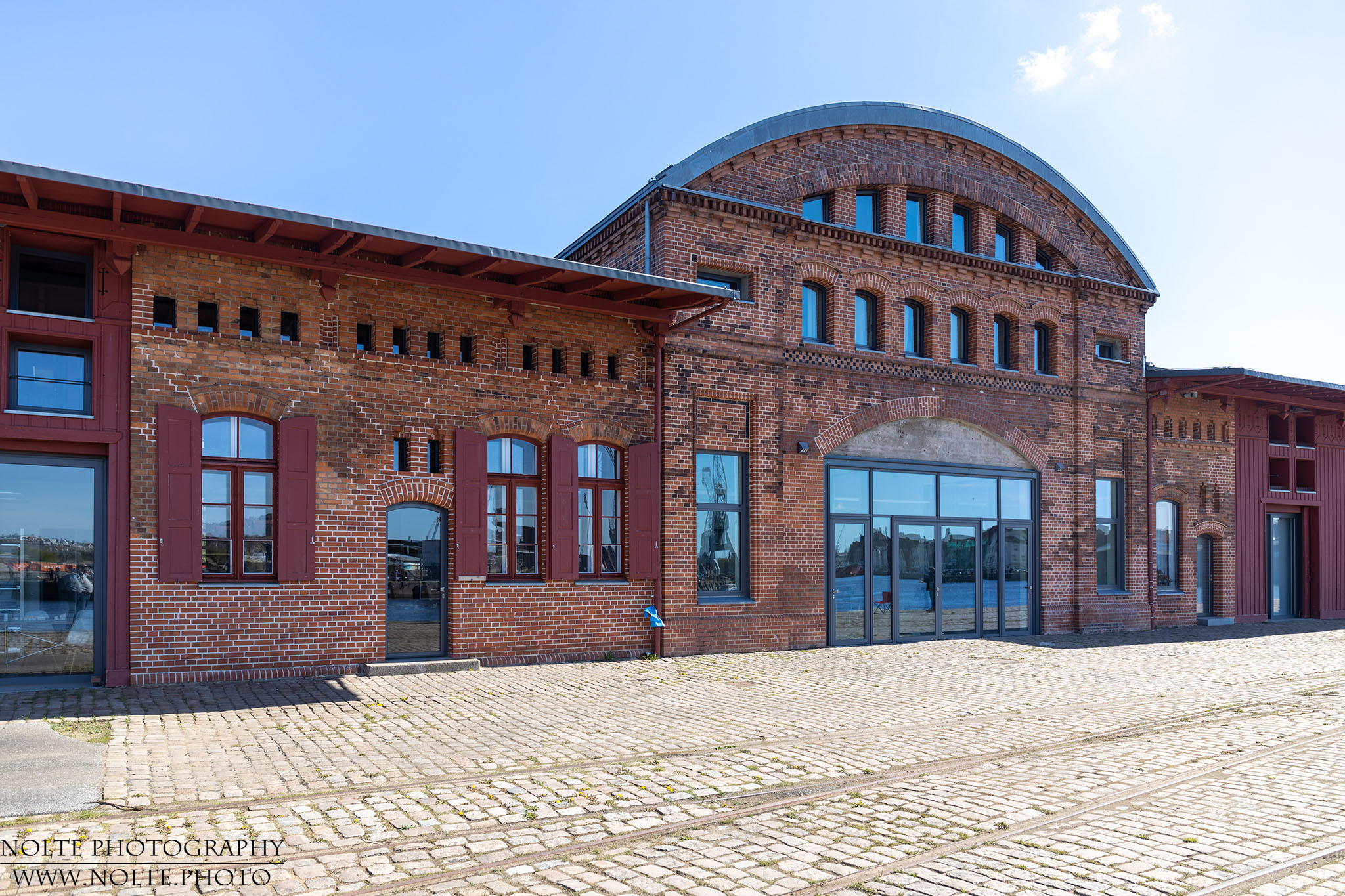 Ein kleiner Teil des Gesamthafenbetriebshauses in Lübeck von der Traveseite aus.