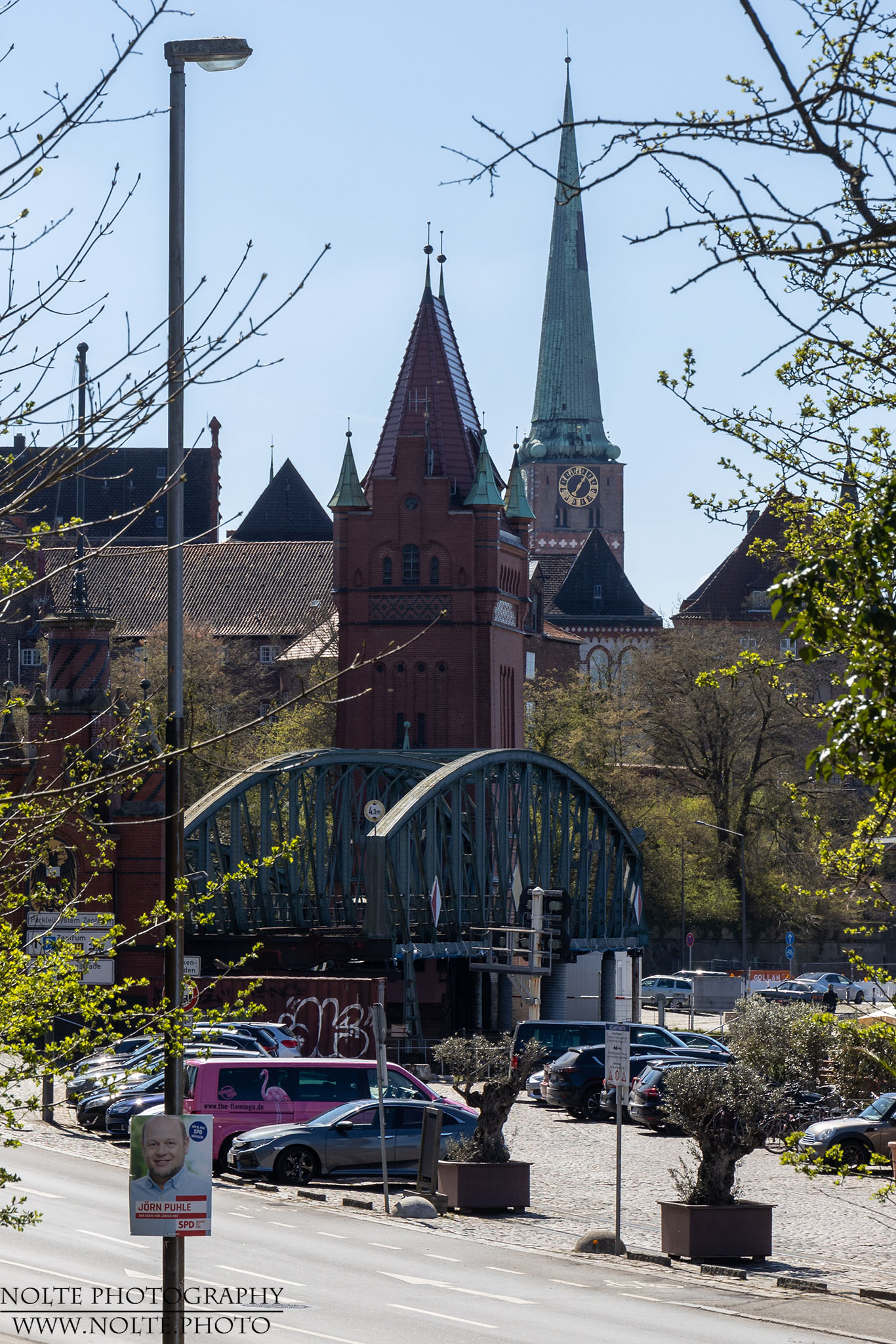 Blick von der Fährstrasse auf die Untertrave-Hubbrücke in Lübeck