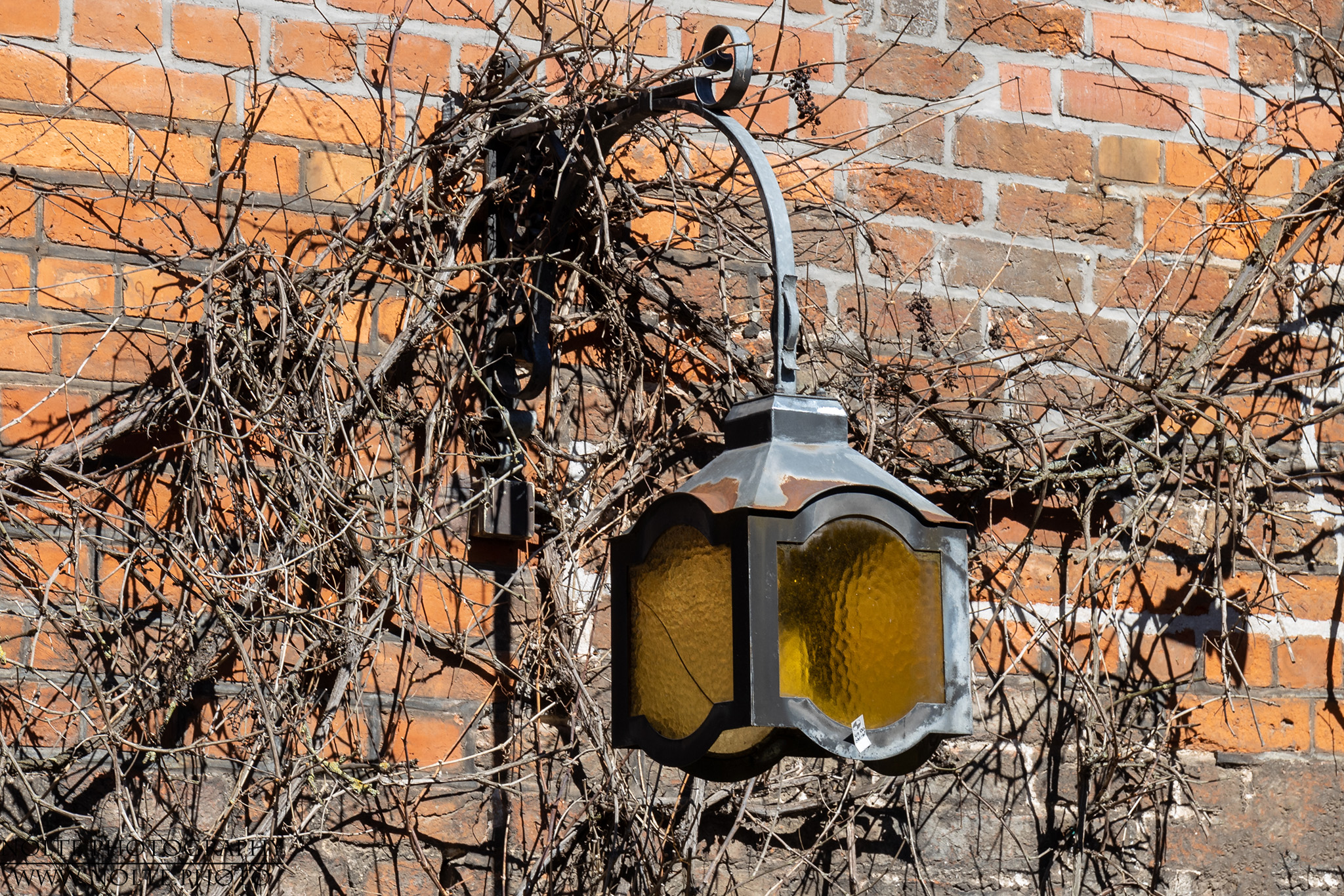 Eine alte Lampe an eine Lübecker Hauswand
