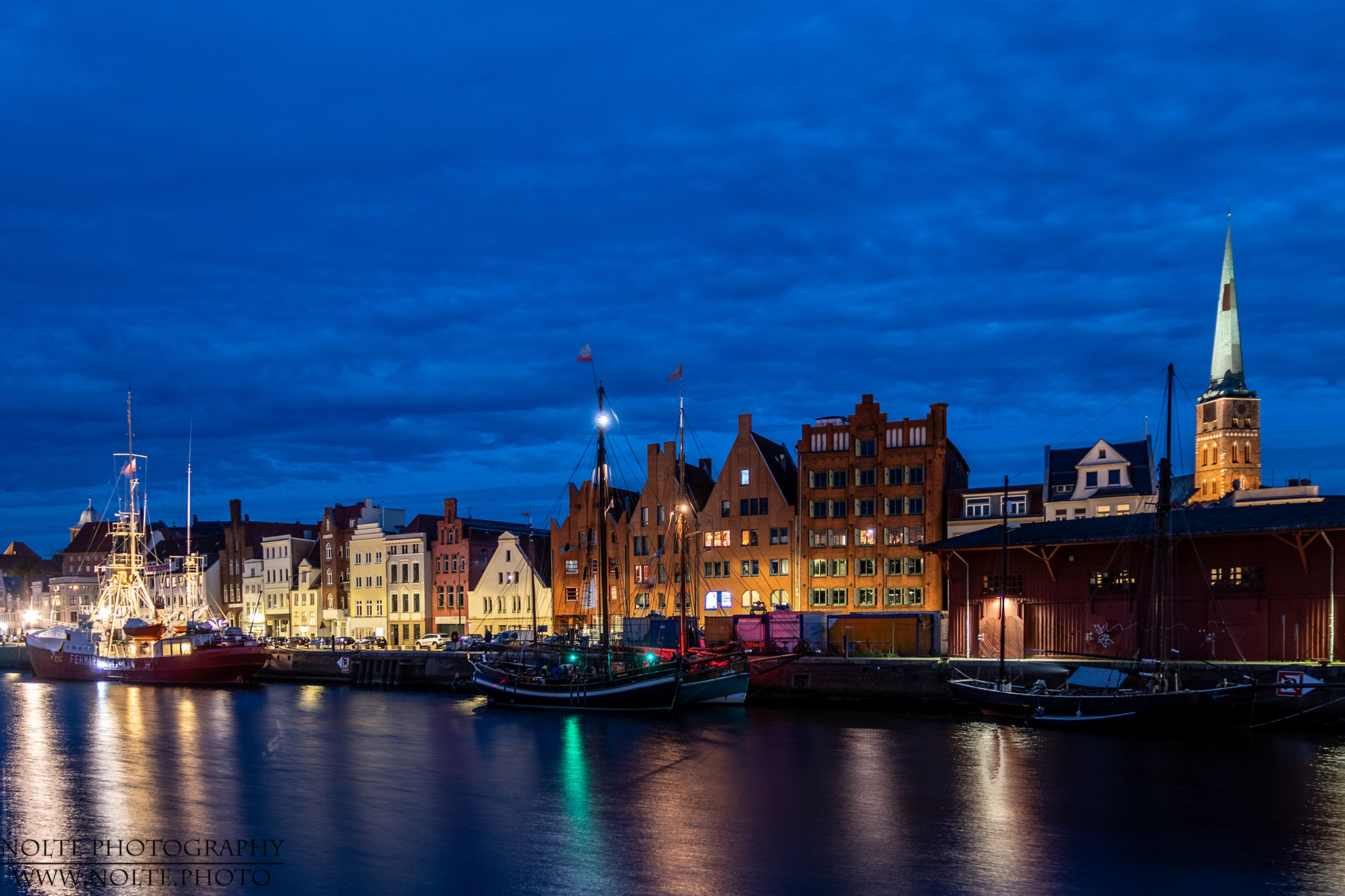 Lübecker Travehäuser zur blauen Stunde