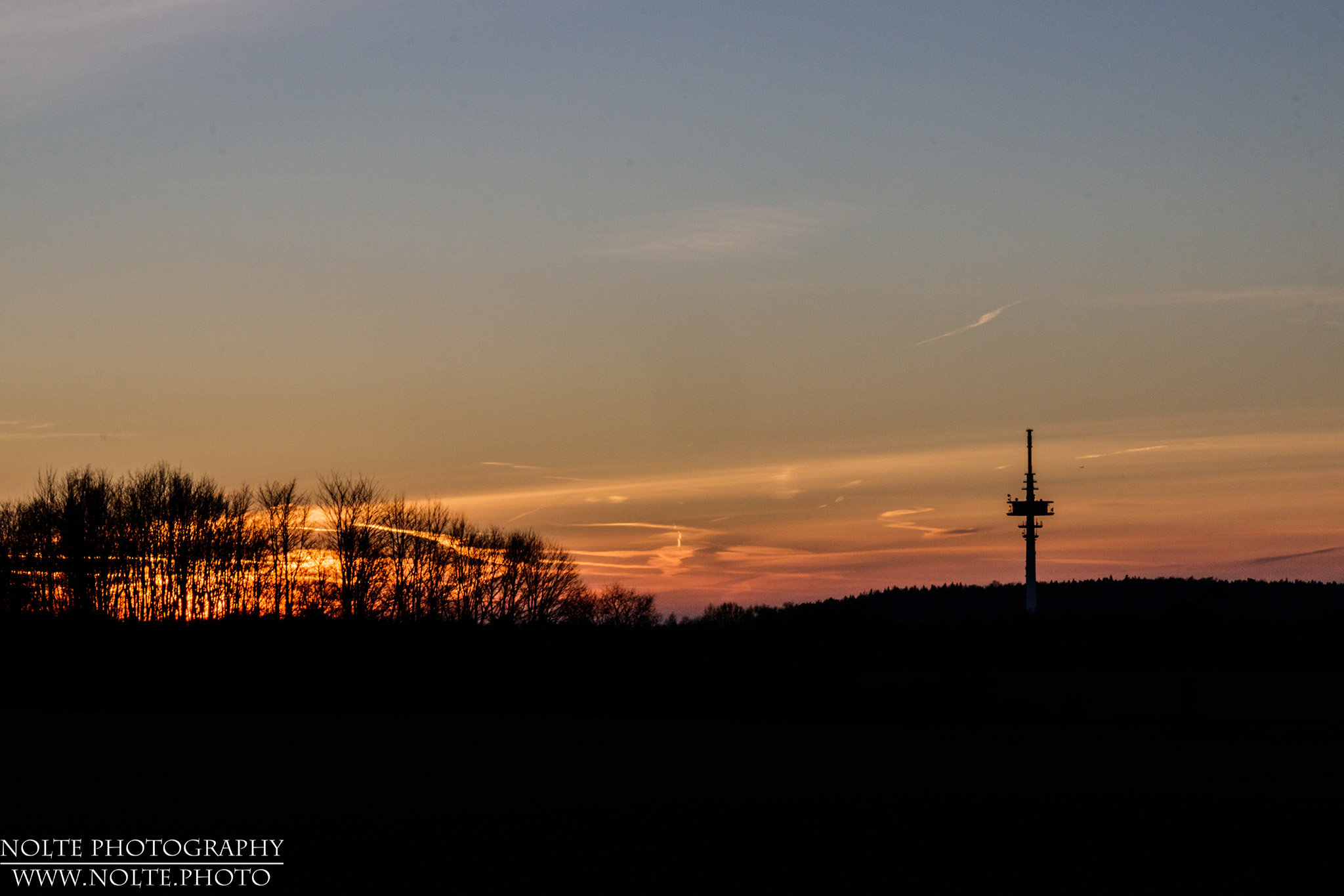 Fernseturm Grabau und Hügelgrab im Abendrot