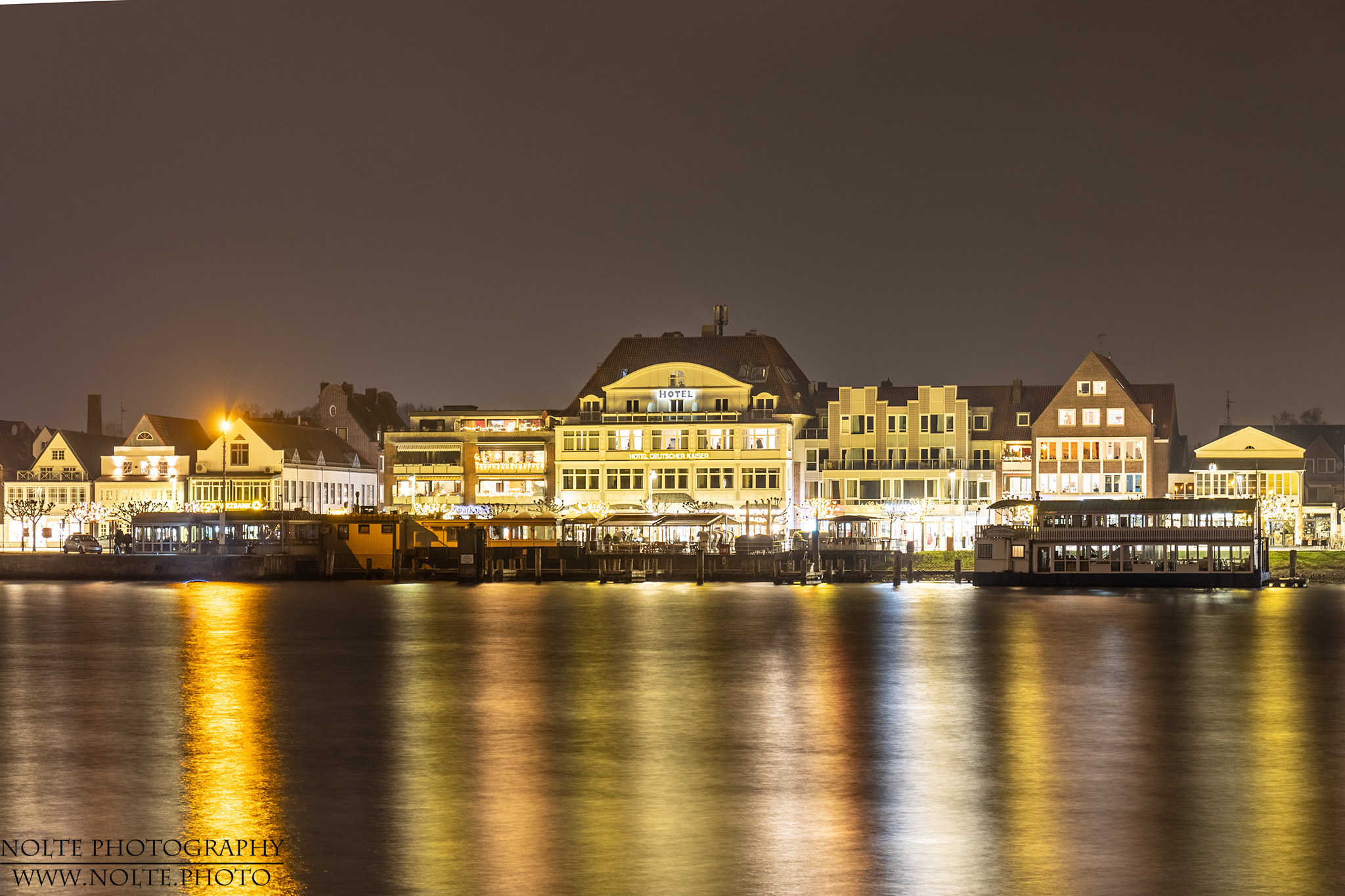 Hotel "Deutscher Kaiser" vom Priwall aus gesehen