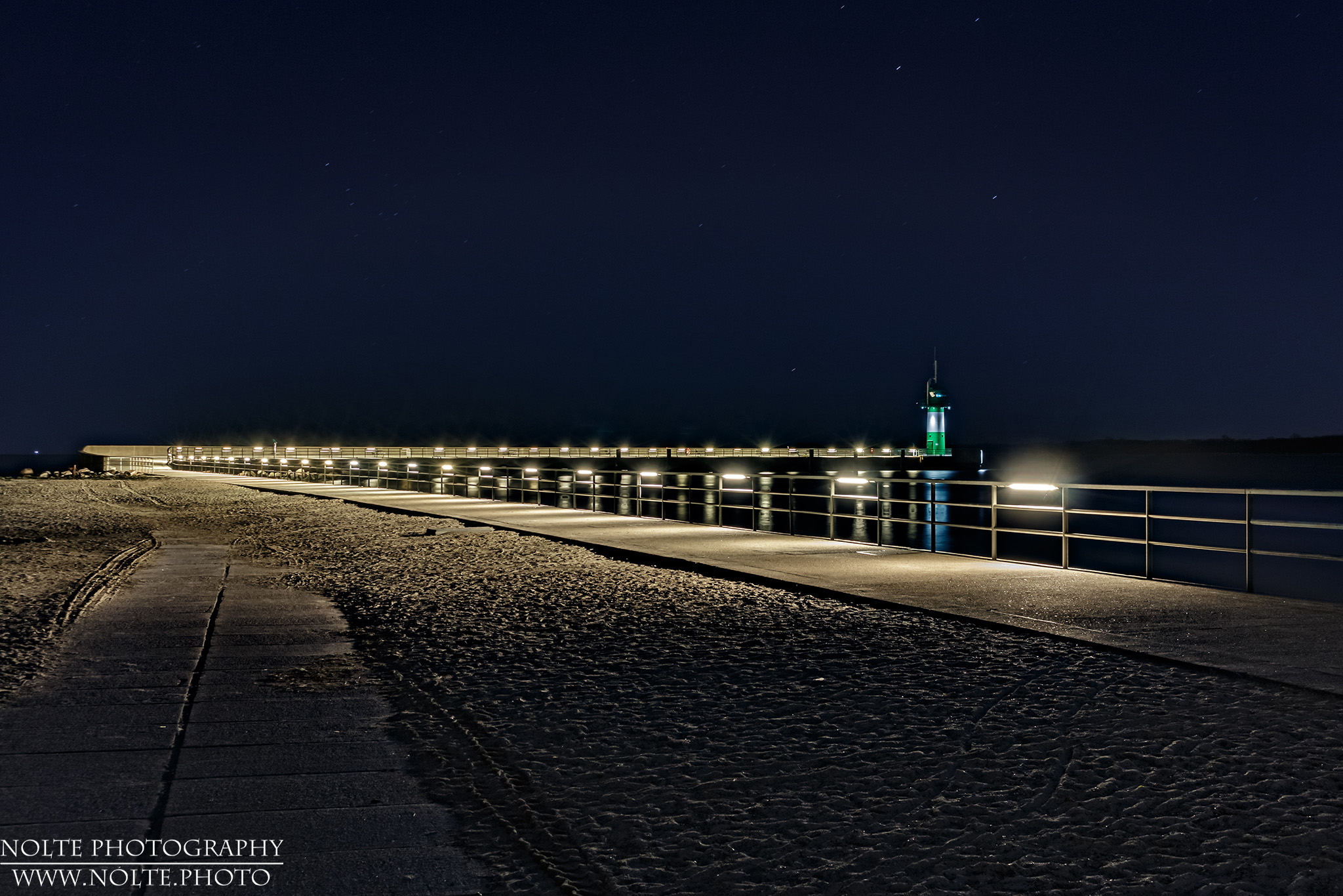 Der Weg zur Nordermole im Licht der Neonröhren