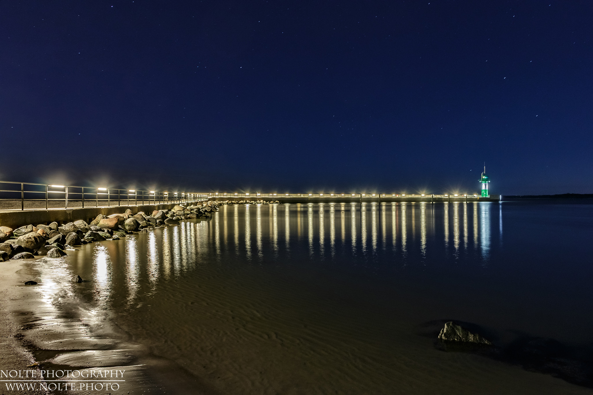 Die erleuchtete Nordermole samt kleinem Leuchtfeuer