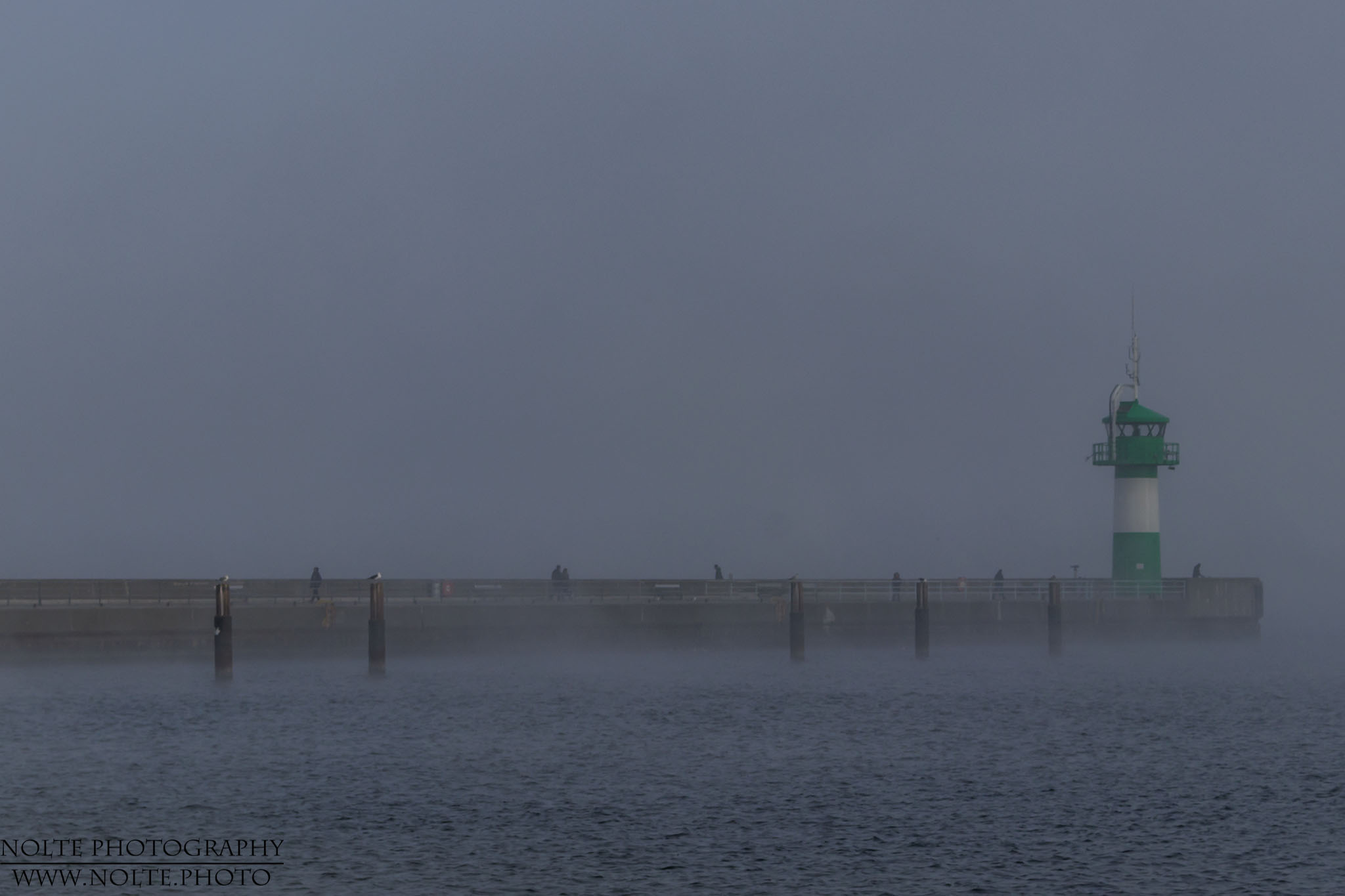 Das neue Leuchtfeuer der Travemünder Nordermole im Nebel.