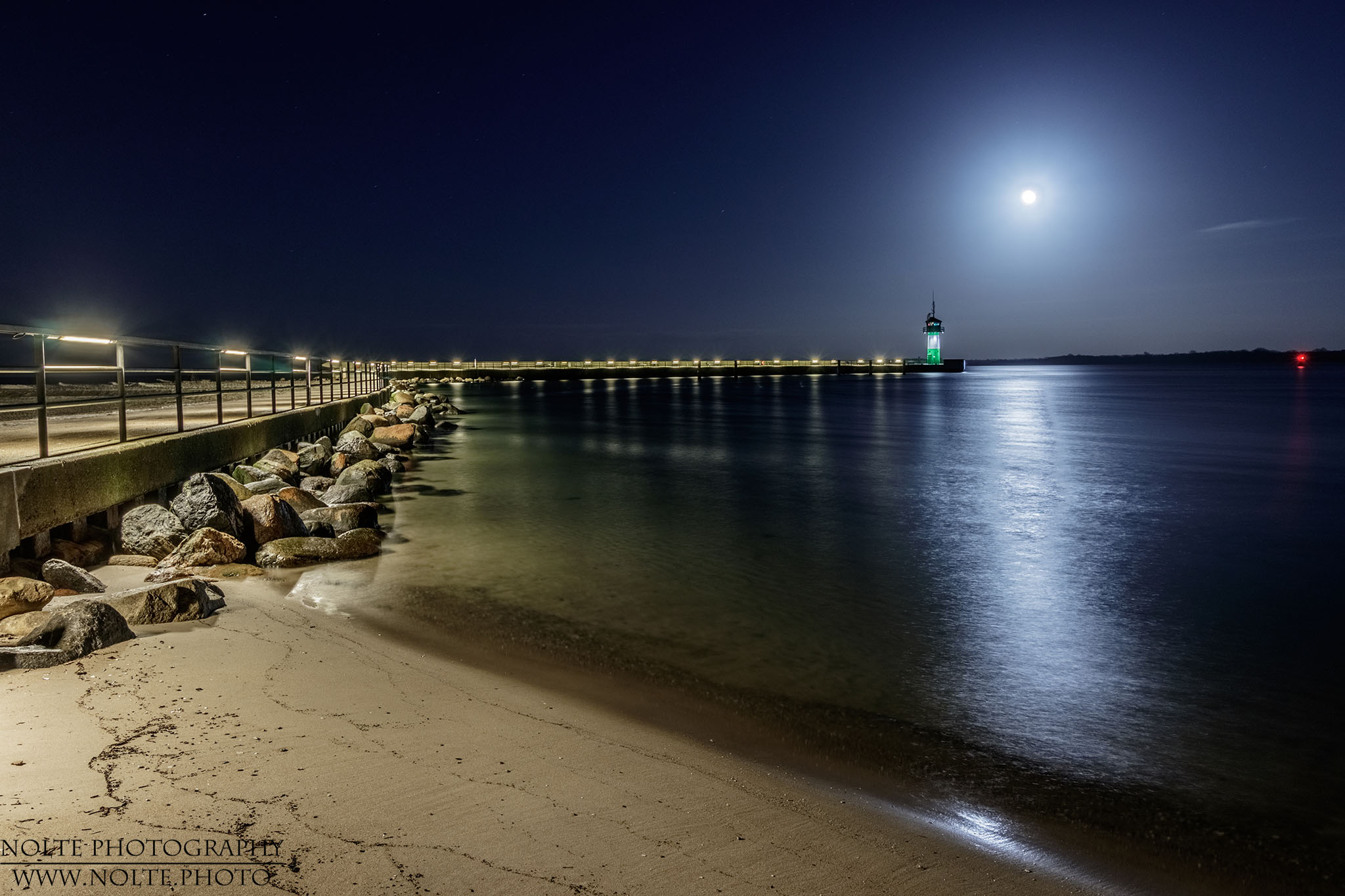Die Travemünder Nordermole im Mondlicht