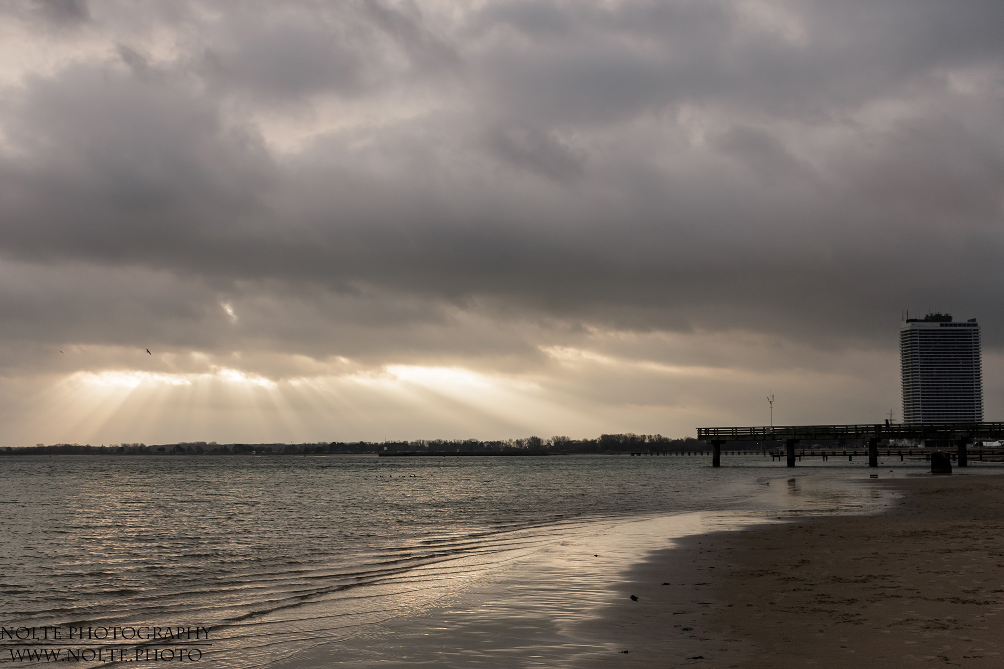 Ein sonniger Spalt in der Wolkendecke über Travemünde