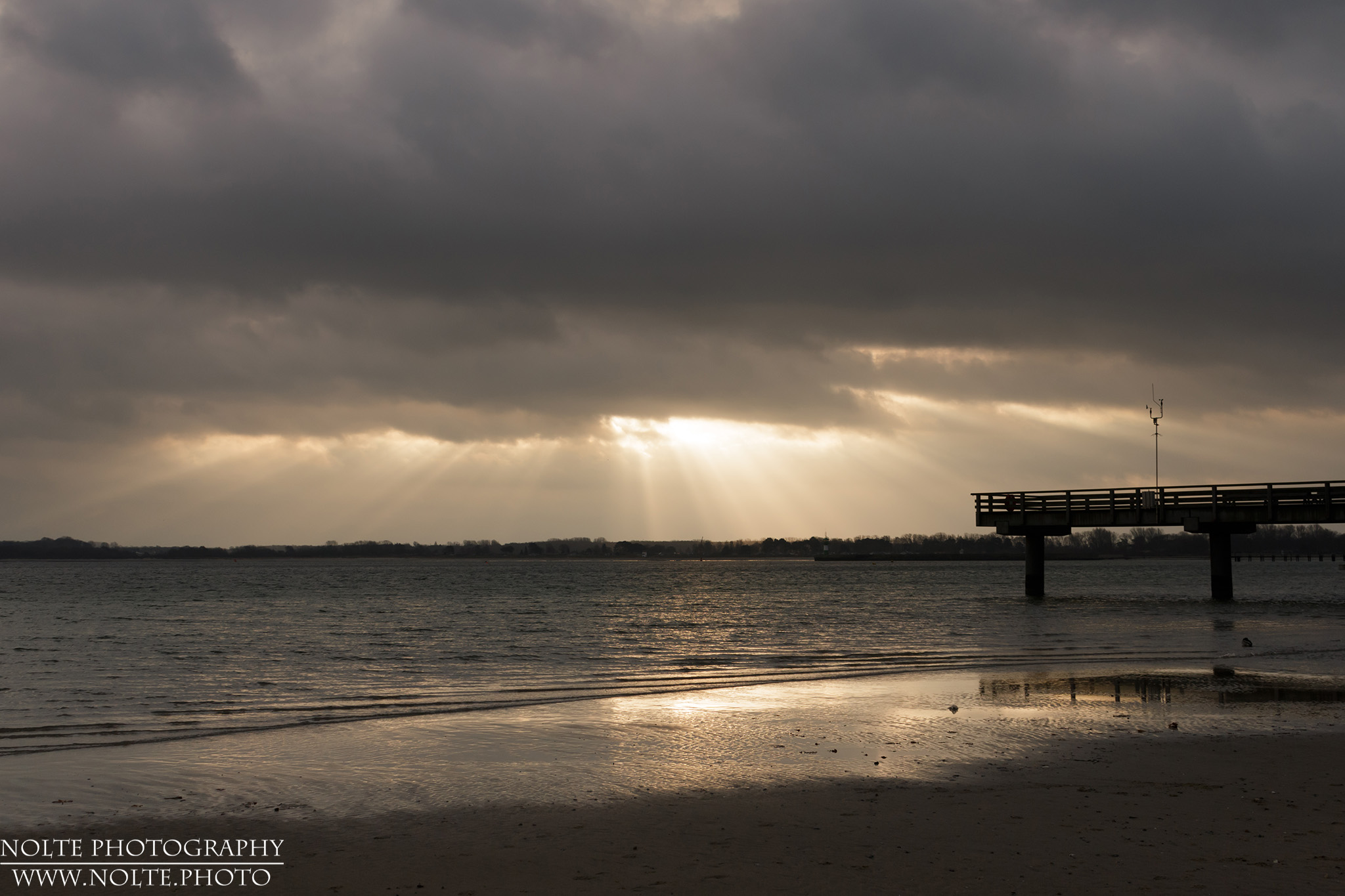 Ein sonniger Spalt in der Wolkendecke über Travemünde
