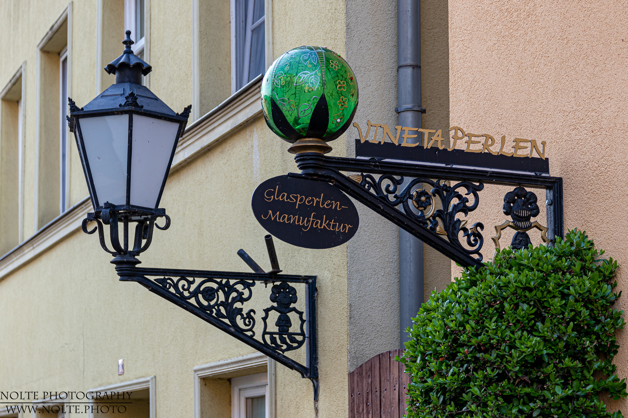 Strassenlaterne mit Werbeschild in Barth