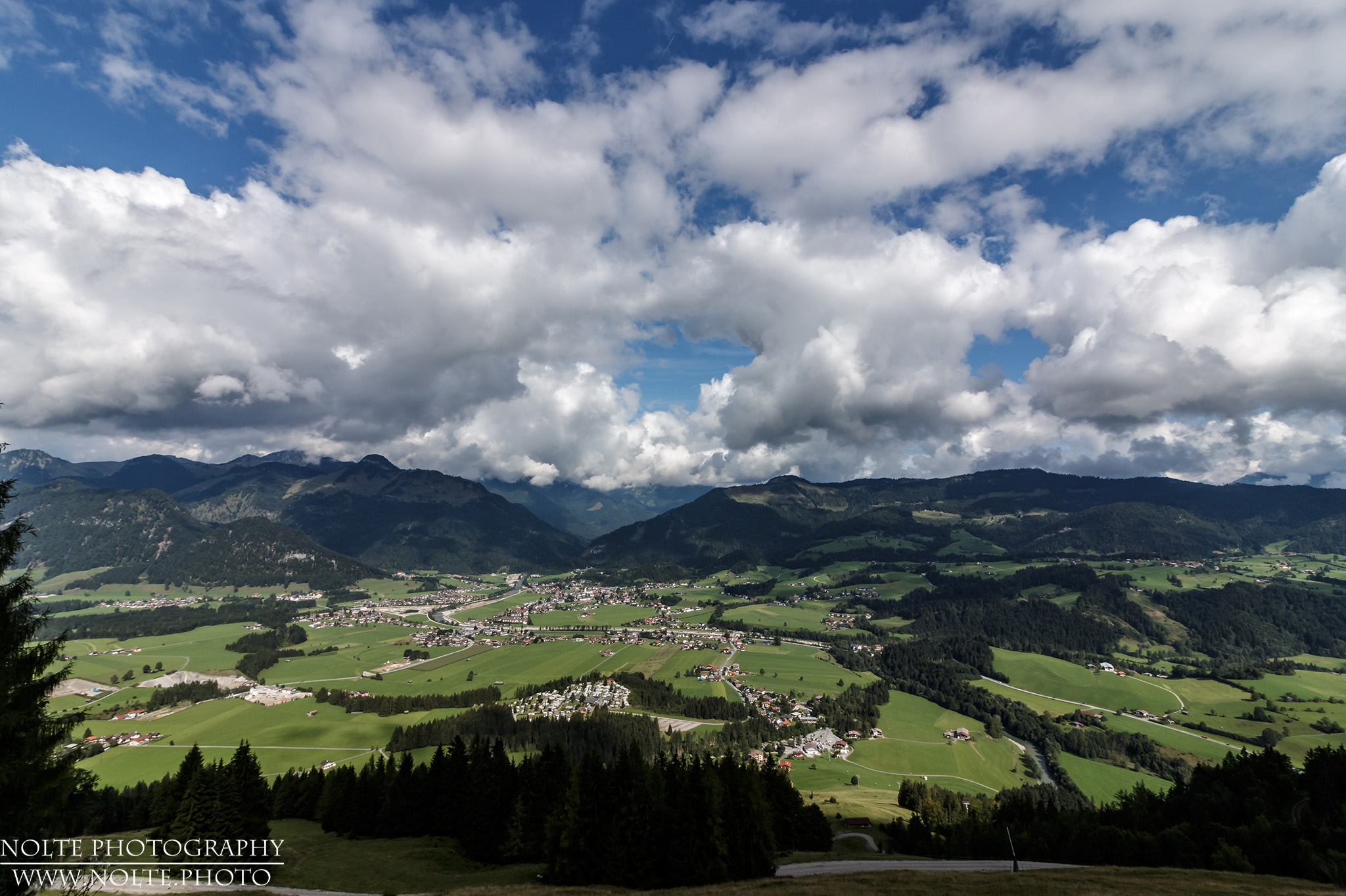 Blick vom Hochkössen auf den Ort Kössen.
