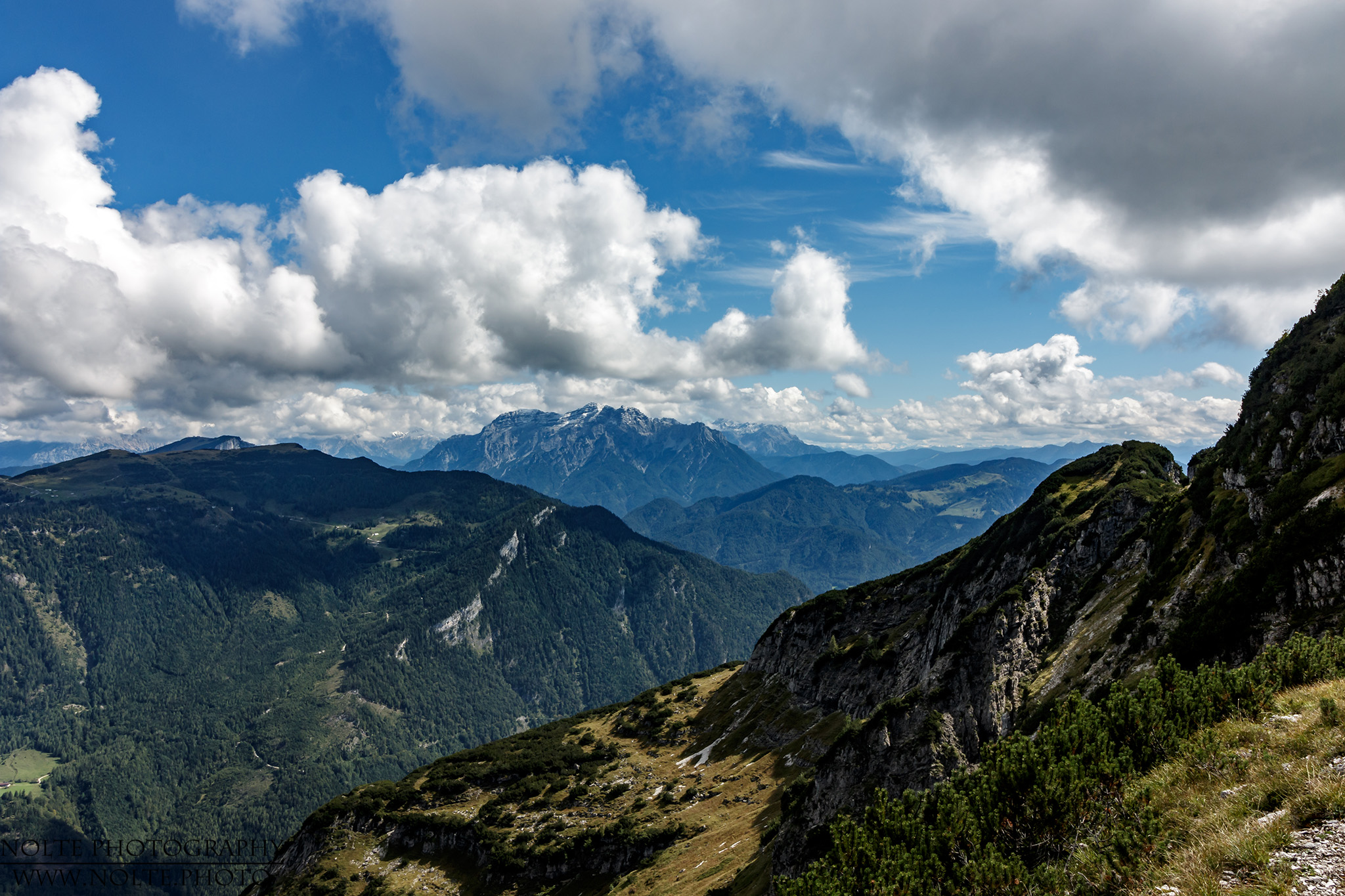 Blick in die Ferne über mehrere Berggrate hinweg.