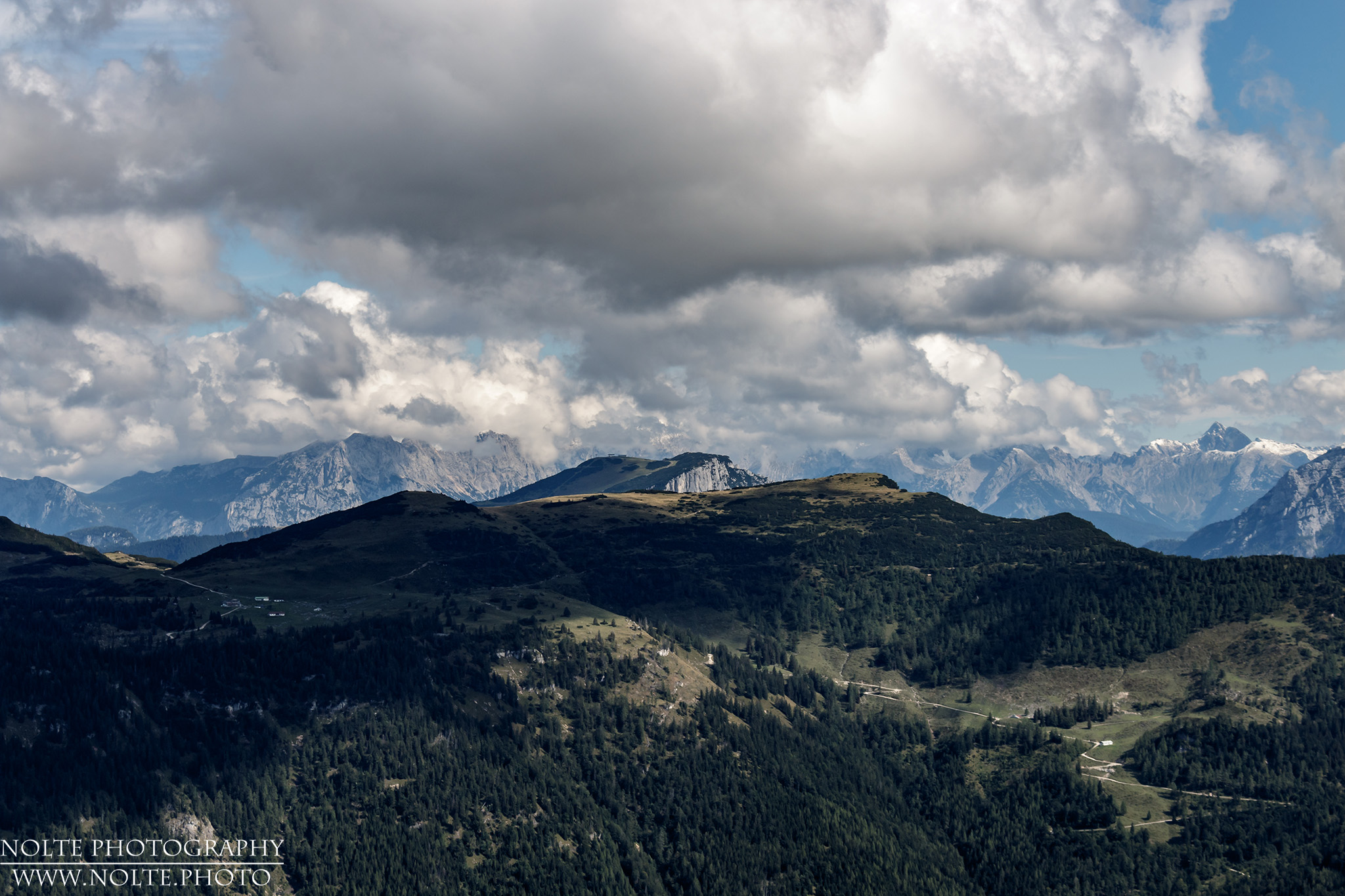 Die Felswand in der Ferne